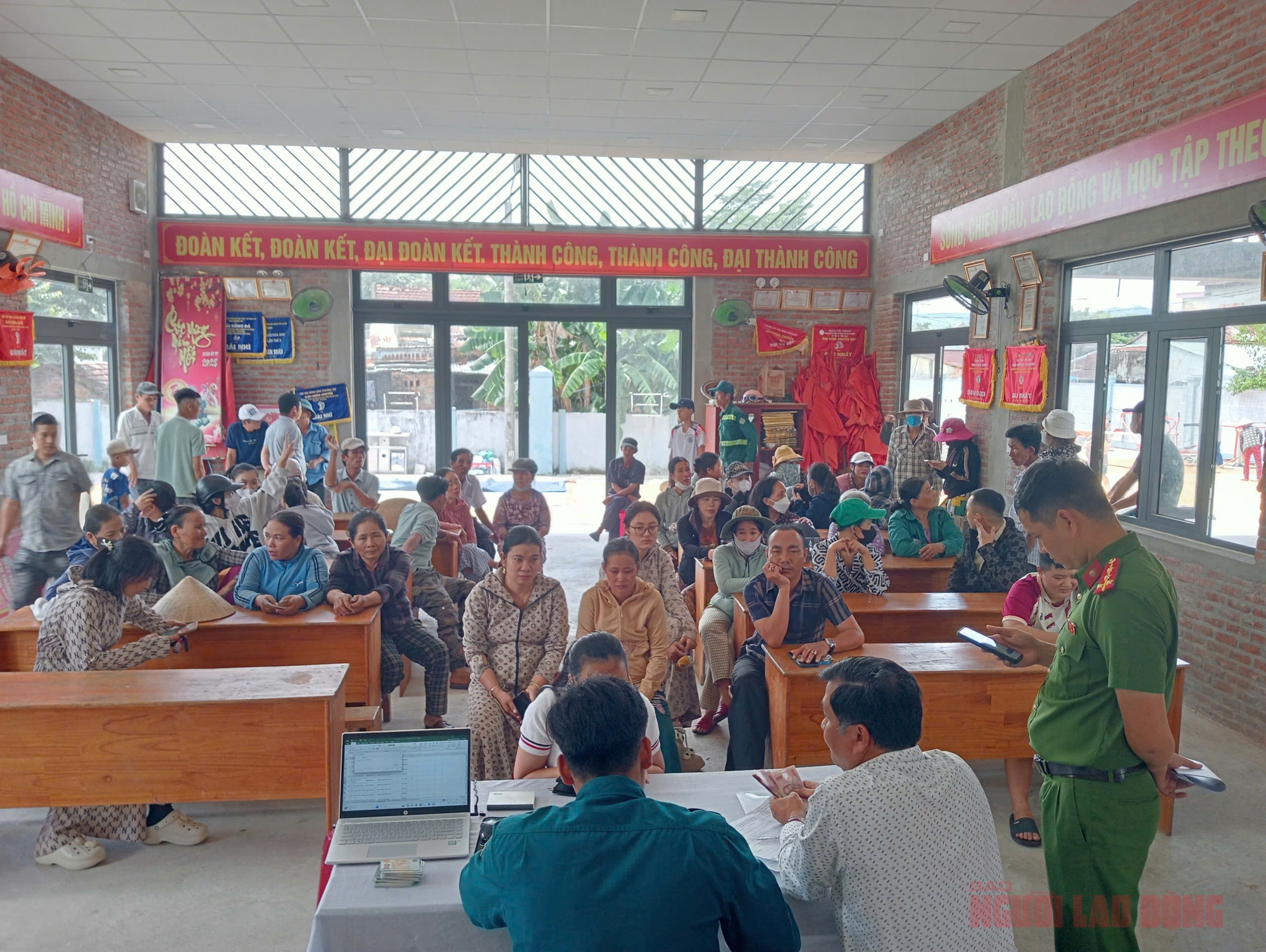 Cán bộ xã ở Đà Nẵng thức trắng đêm để hoàn thành chi trả quà Quốc khánh cho người dân - Ảnh 2. Cán bộ xã ở Đà Nẵng thức trắng đêm để hoàn thành chi trả quà Quốc khánh cho người dân - Ảnh 2.