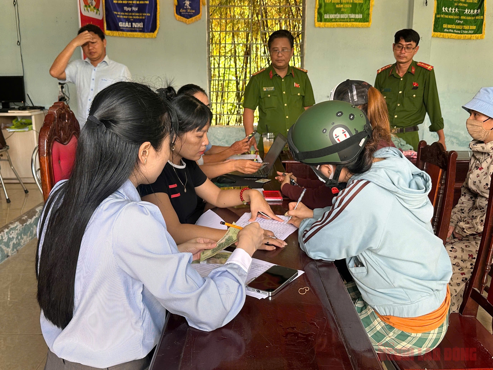 Cán bộ xã ở Đà Nẵng thức trắng đêm để hoàn thành chi trả quà Quốc khánh cho người dân - Ảnh 4. Cán bộ xã ở Đà Nẵng thức trắng đêm để hoàn thành chi trả quà Quốc khánh cho người dân - Ảnh 4.