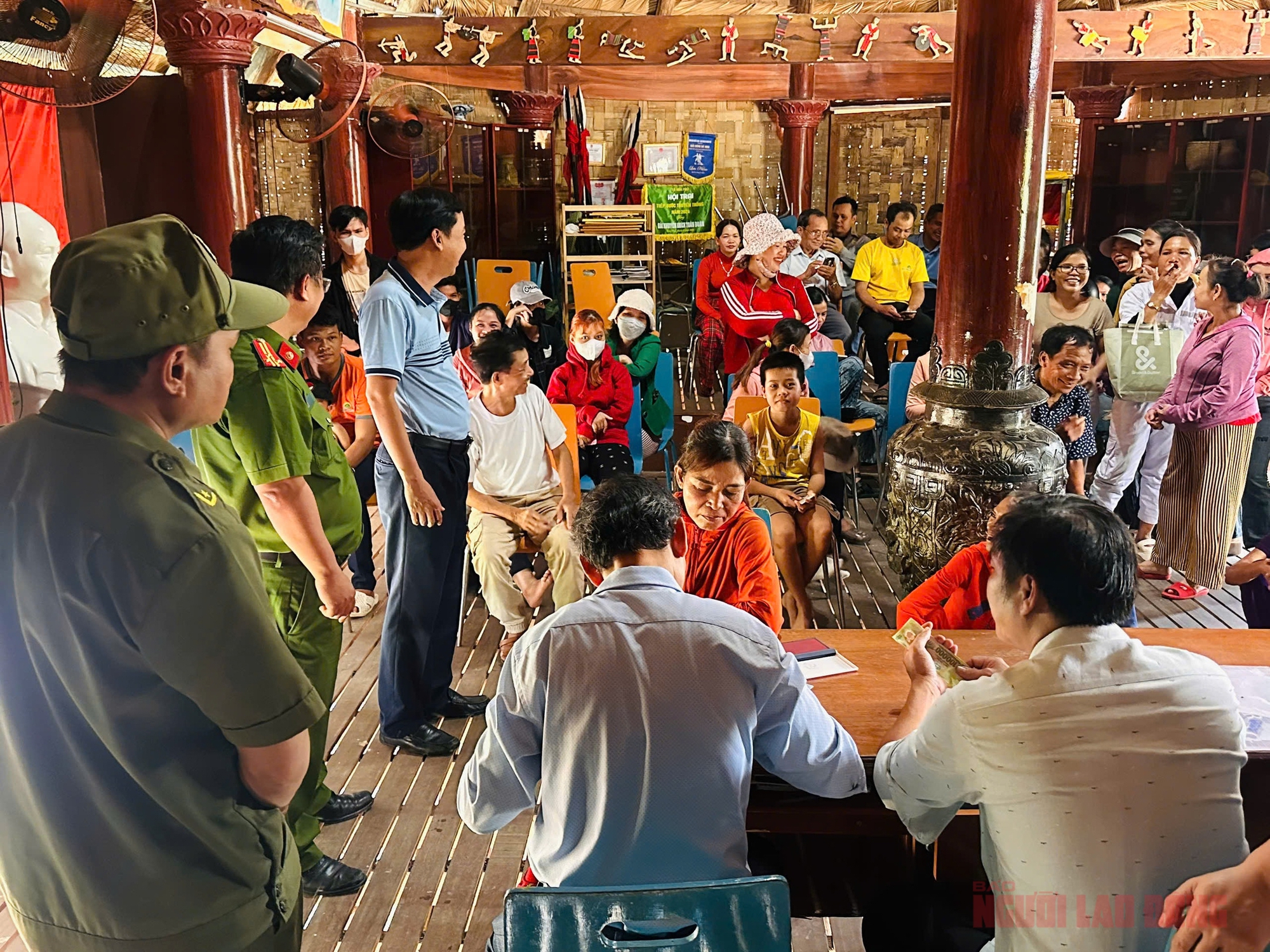 Cán bộ xã ở Đà Nẵng thức trắng đêm để hoàn thành chi trả quà Quốc khánh cho người dân - Ảnh 5. Cán bộ xã ở Đà Nẵng thức trắng đêm để hoàn thành chi trả quà Quốc khánh cho người dân - Ảnh 5.
