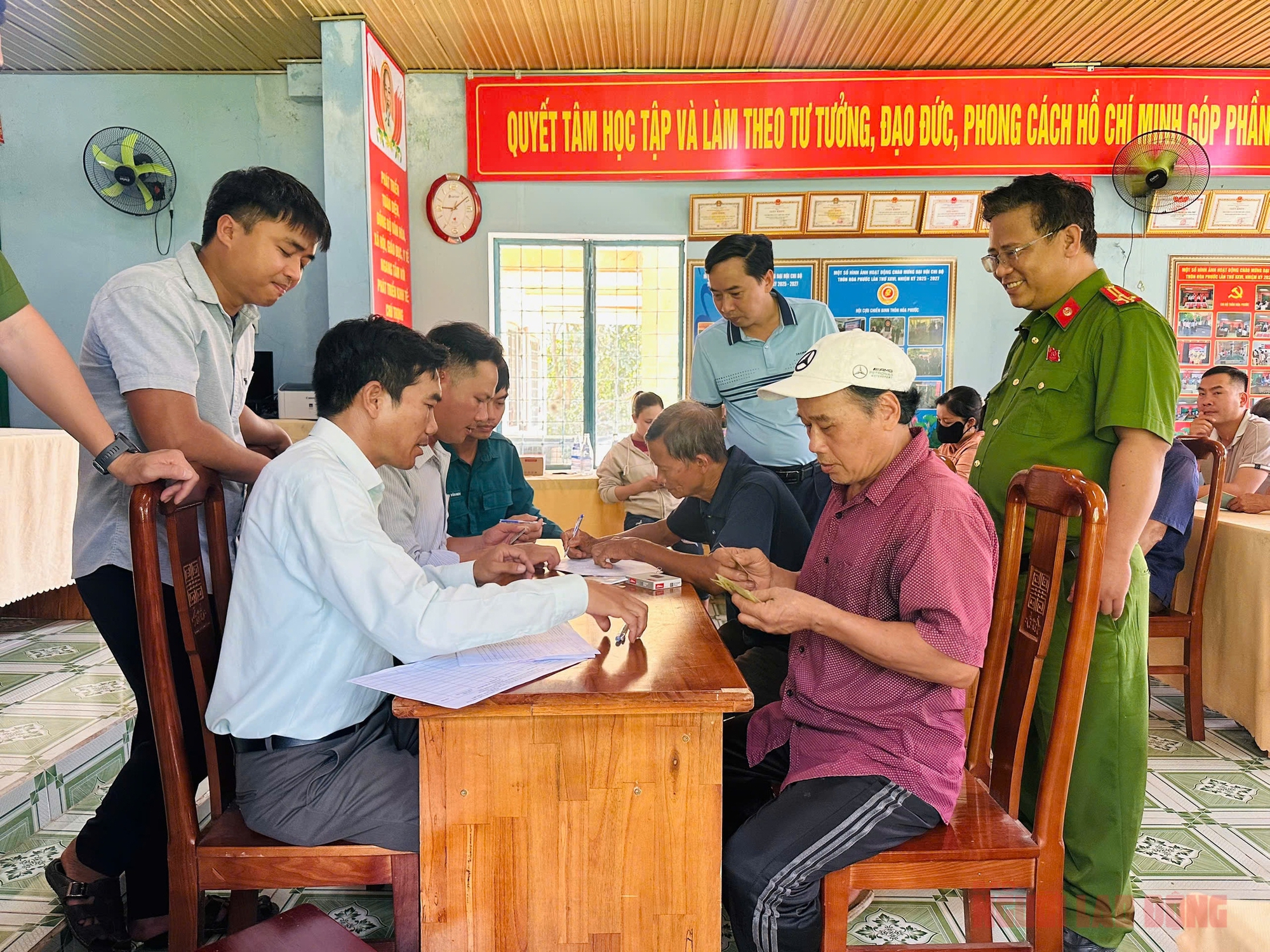 Cán bộ xã ở Đà Nẵng thức trắng đêm để hoàn thành chi trả quà Quốc khánh cho người dân - Ảnh 6. Cán bộ xã ở Đà Nẵng thức trắng đêm để hoàn thành chi trả quà Quốc khánh cho người dân - Ảnh 6.