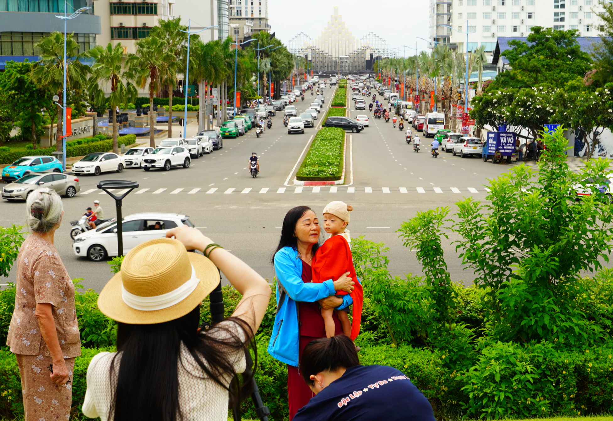 Hình ảnh du khách nô nức check-in Quảng trường Tam Thắng, Vũng Tàu- Ảnh 7. Hình ảnh du khách nô nức check-in Quảng trường Tam Thắng, Vũng Tàu- Ảnh 7.