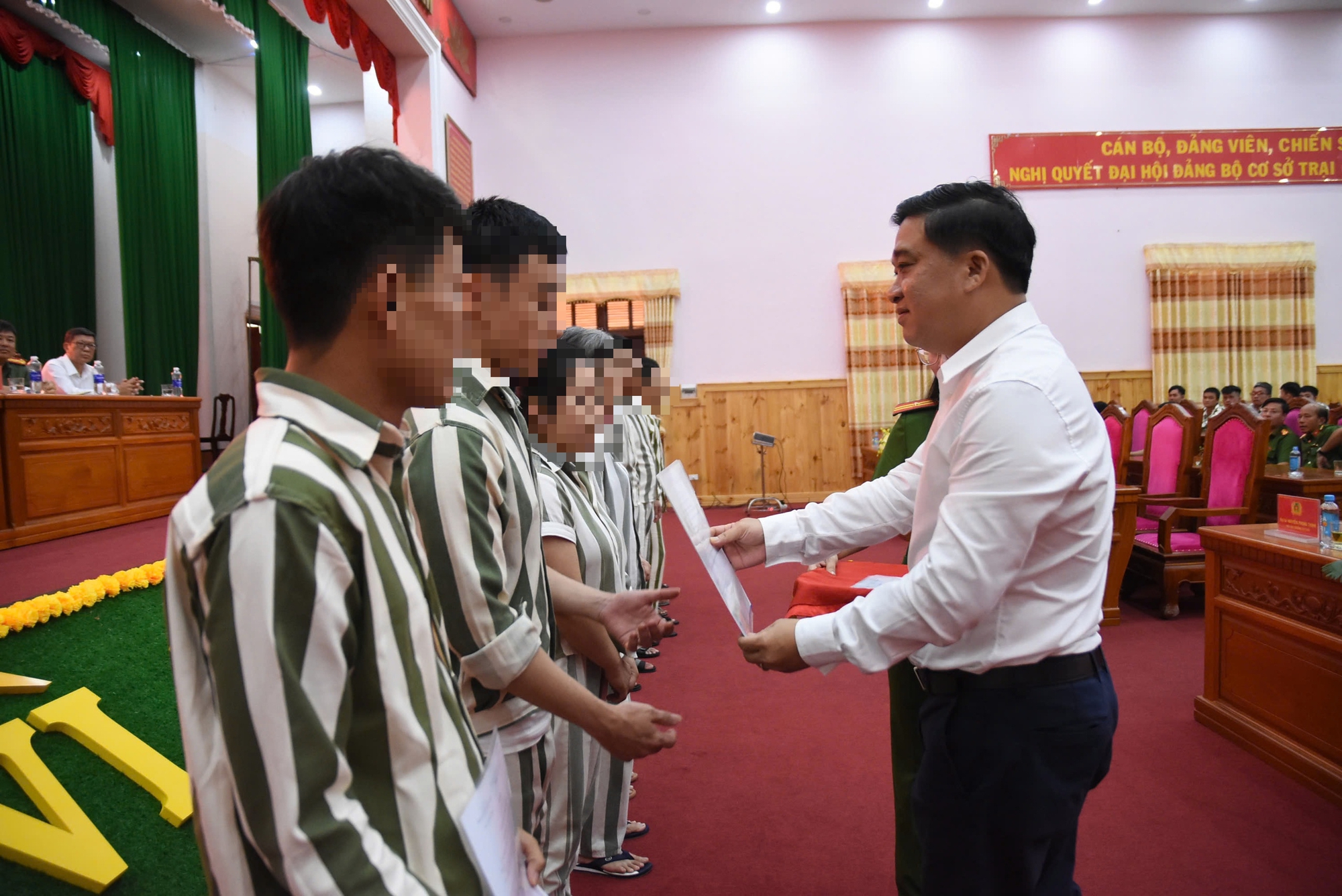 Đặc xá phạm nhân dịp Quốc khánh 2 - 9: 440 Người được trao quyết định tại Đồng Nai - Ảnh 1. Đặc xá phạm nhân dịp Quốc khánh 2 - 9: 440 Người được trao quyết định tại Đồng Nai - Ảnh 1.