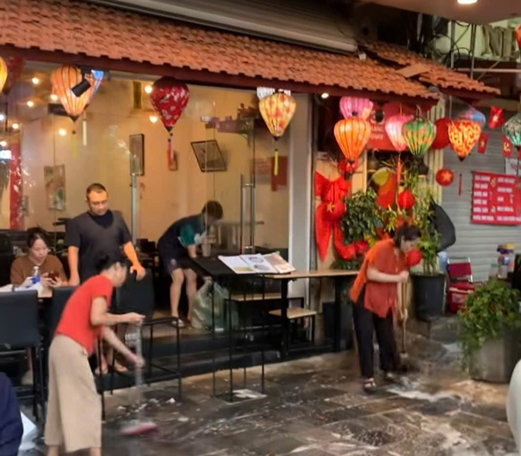 Công an phường Cửa Nam làm việc với nhà hàng trước lễ diễu binh 2 - 9 - Ảnh 1. Công an phường Cửa Nam làm việc với nhà hàng trước lễ diễu binh 2 - 9 - Ảnh 1.