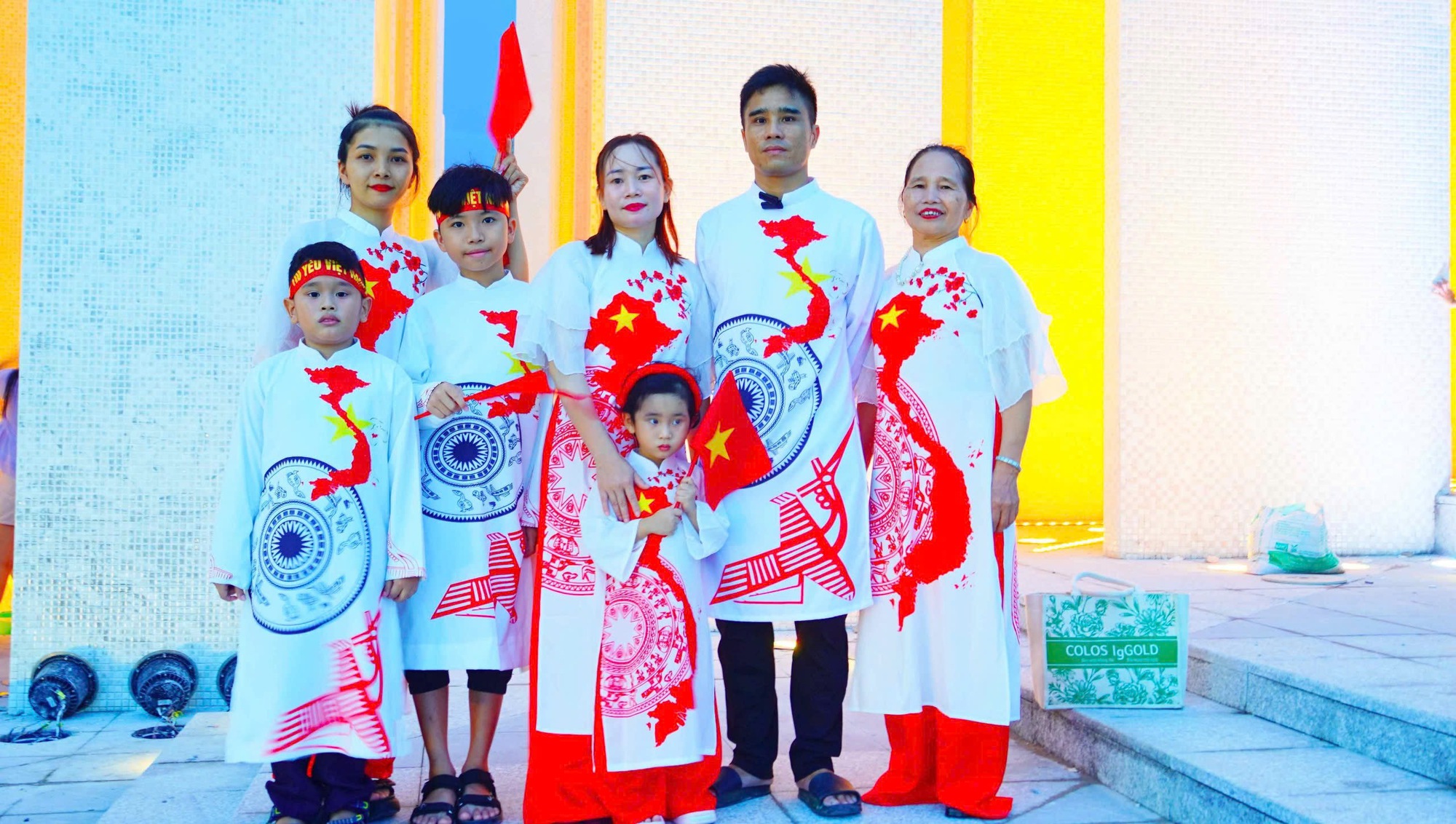 Hình ảnh du khách nô nức check-in Quảng trường Tam Thắng, Vũng Tàu- Ảnh 2. Hình ảnh du khách nô nức check-in Quảng trường Tam Thắng, Vũng Tàu- Ảnh 2.