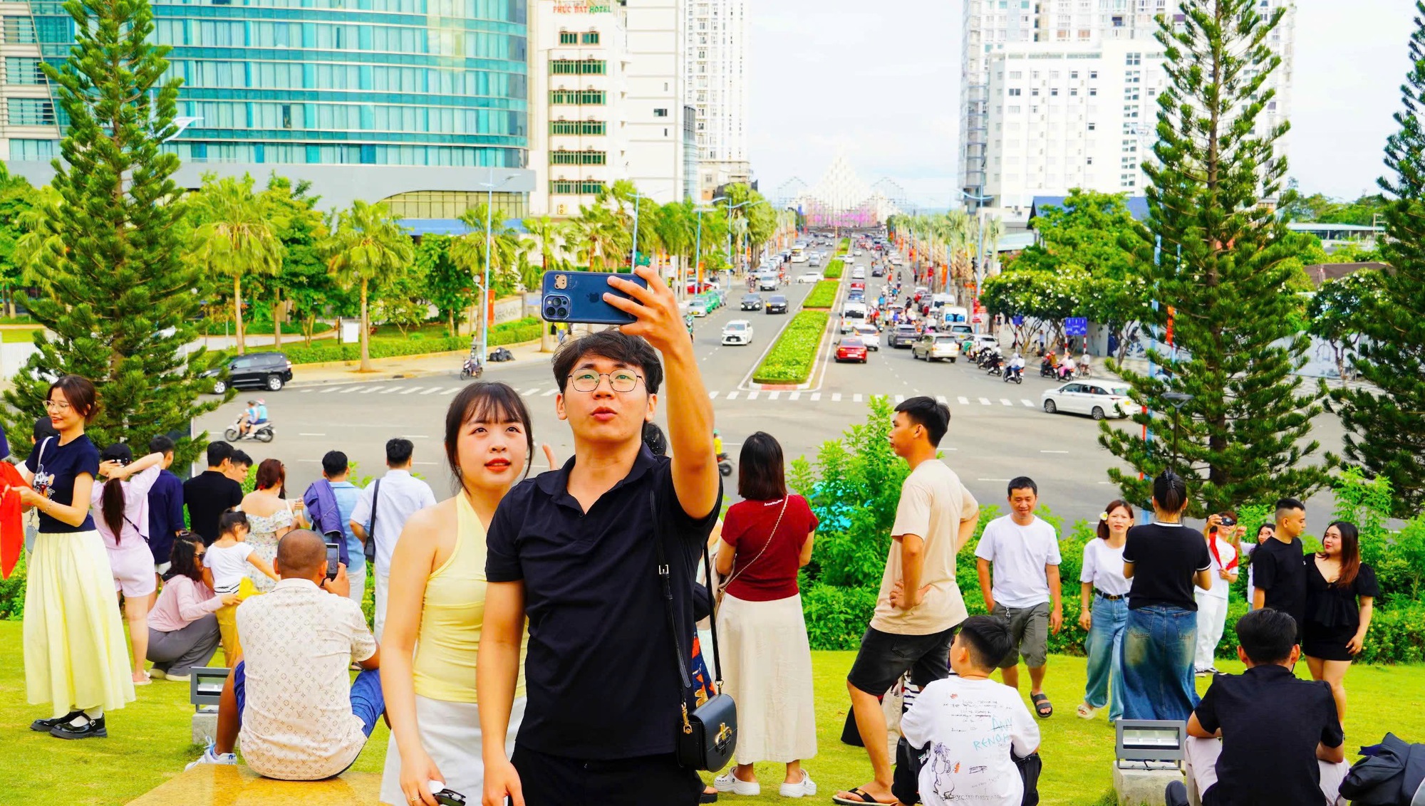 Hình ảnh du khách nô nức check-in Quảng trường Tam Thắng, Vũng Tàu- Ảnh 5. Hình ảnh du khách nô nức check-in Quảng trường Tam Thắng, Vũng Tàu- Ảnh 5.