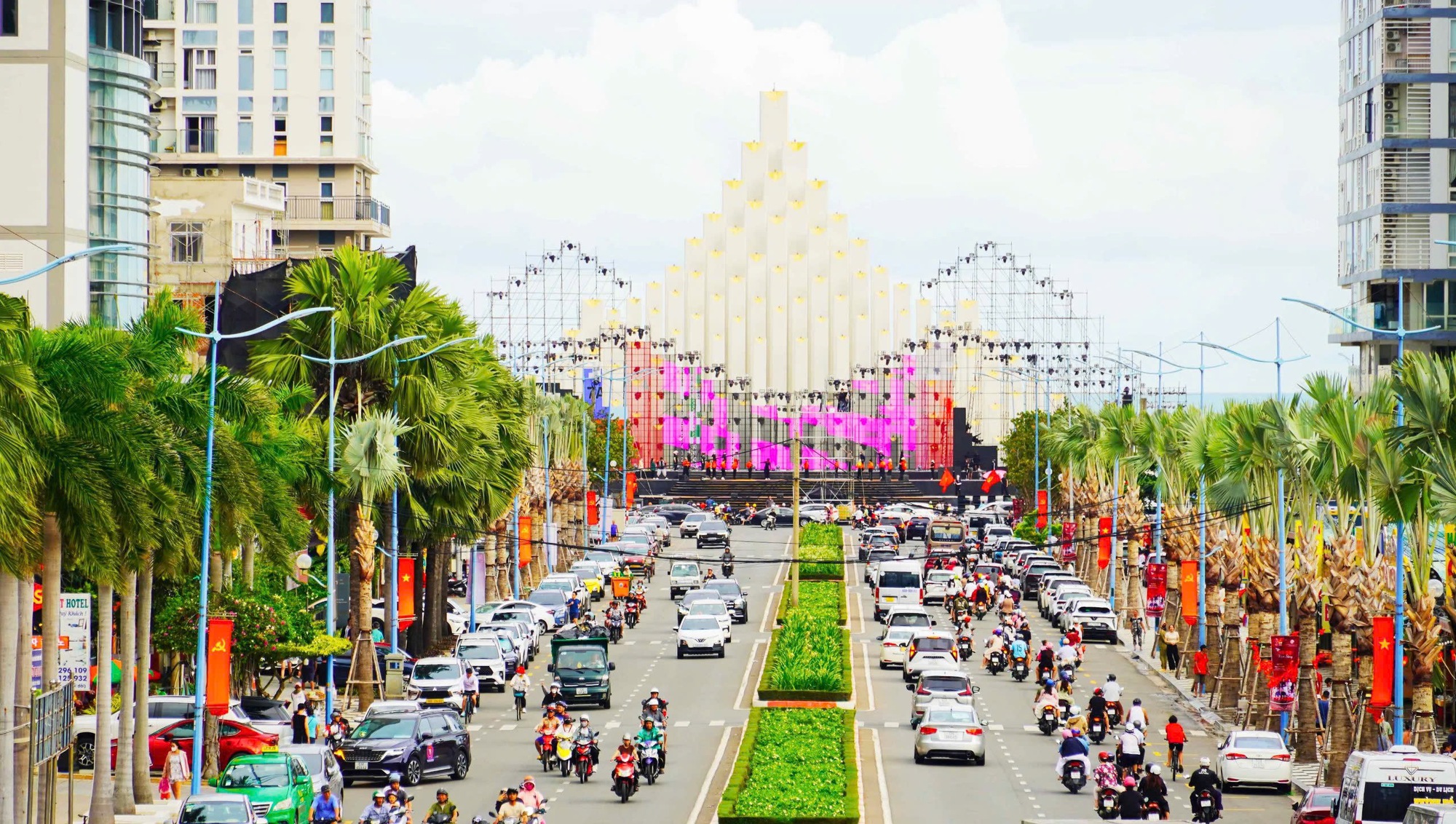 Hình ảnh du khách nô nức check-in Quảng trường Tam Thắng, Vũng Tàu- Ảnh 1. Hình ảnh du khách nô nức check-in Quảng trường Tam Thắng, Vũng Tàu- Ảnh 1.