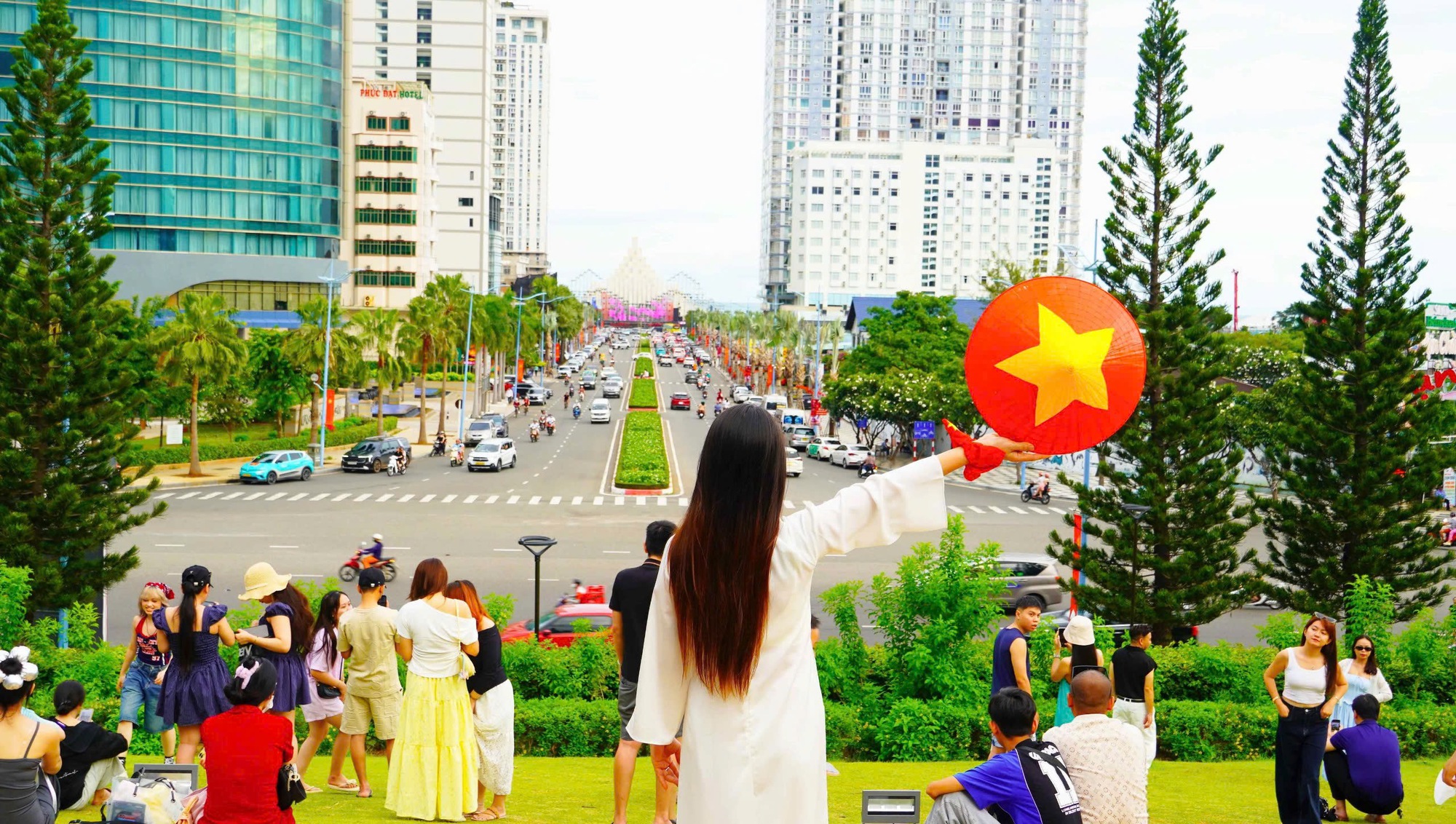 Hình ảnh du khách nô nức check-in Quảng trường Tam Thắng, Vũng Tàu- Ảnh 6. Hình ảnh du khách nô nức check-in Quảng trường Tam Thắng, Vũng Tàu- Ảnh 6.