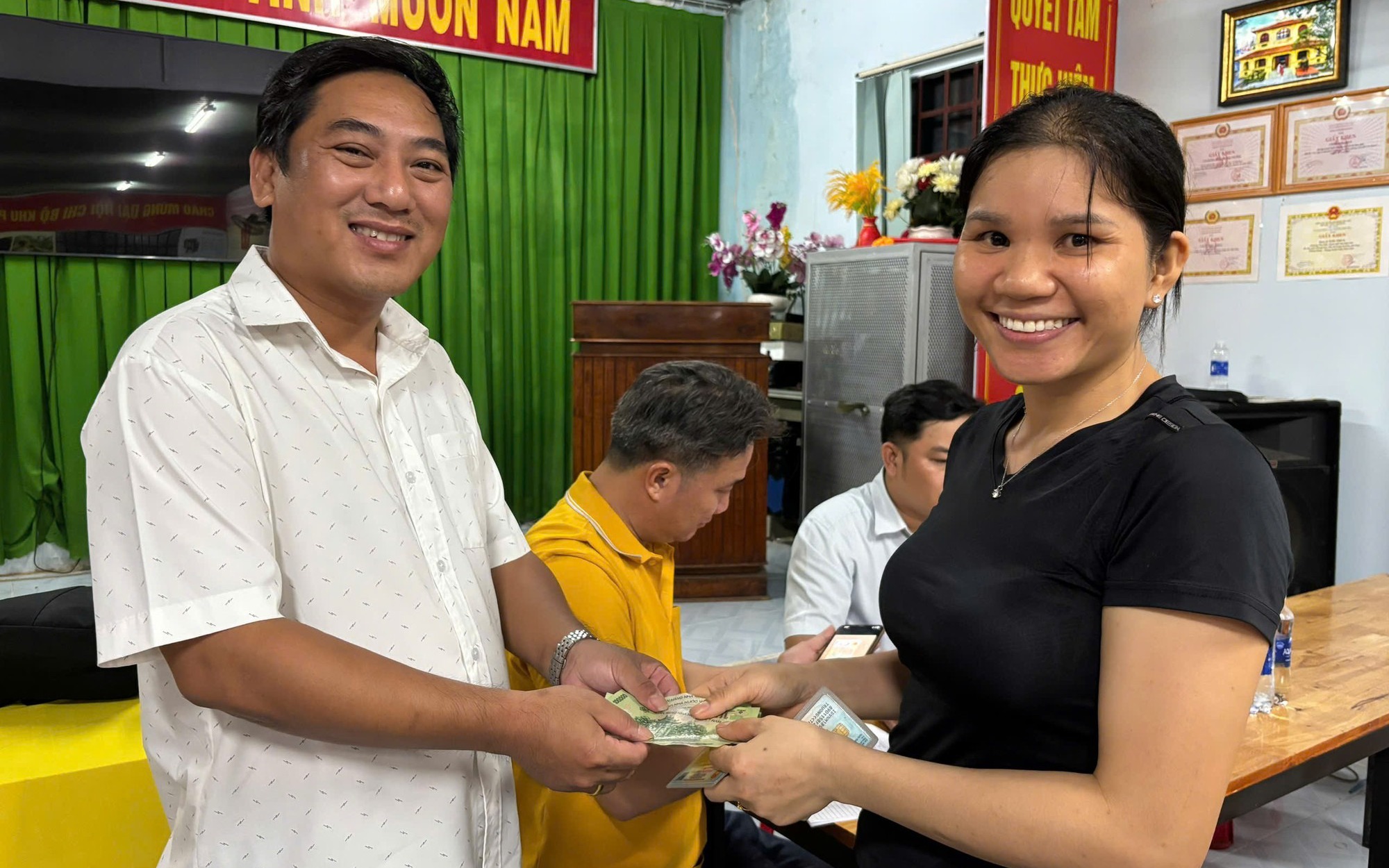 Các ngân hàng TP HCM , Đồng Nai chi trả quà tặng 1 . 100 Tỉ đồng cho người dân - Ảnh 1.
