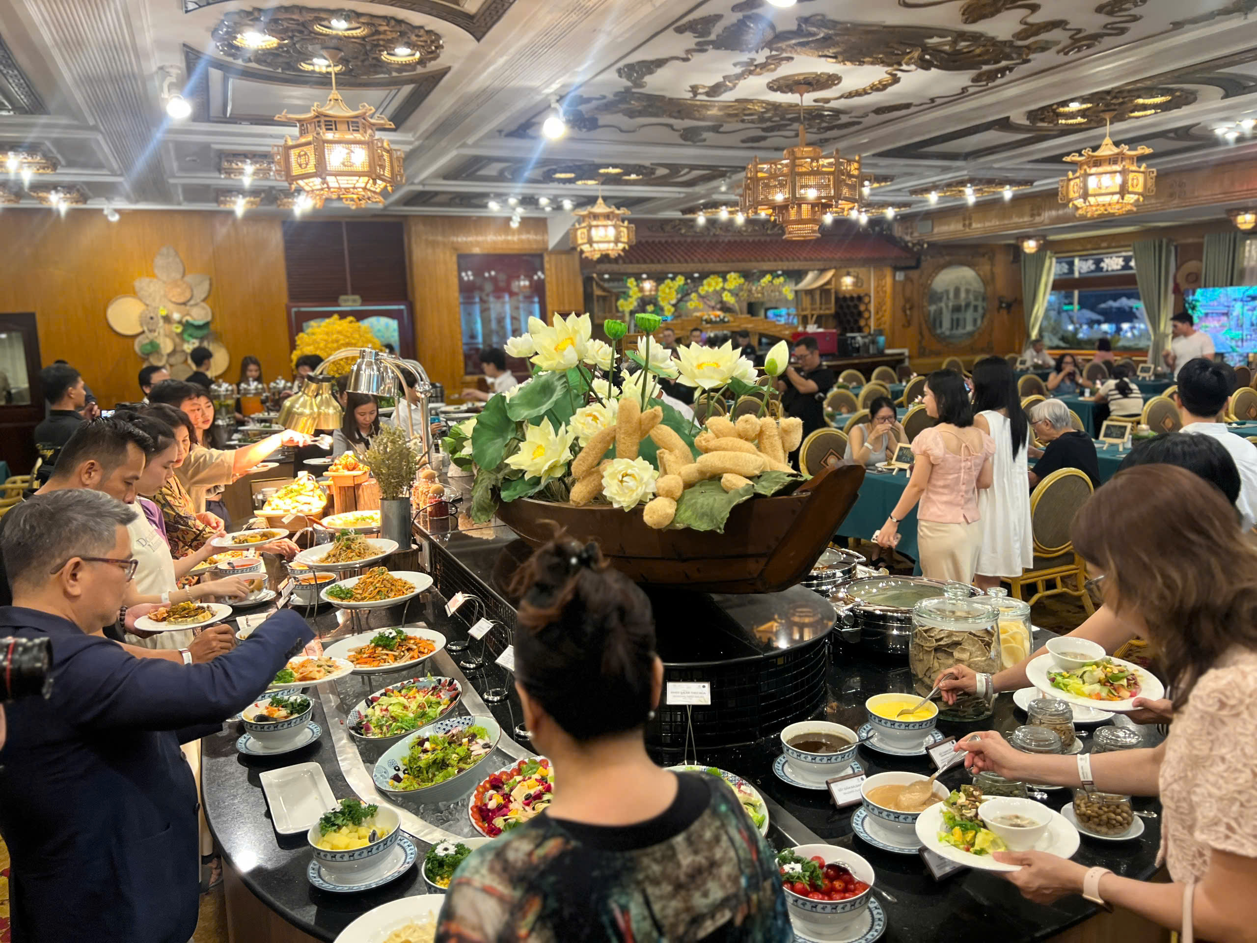 Buffet chay ở TP HCM đắt khách dịp lễ 2-9 - Ảnh 11.