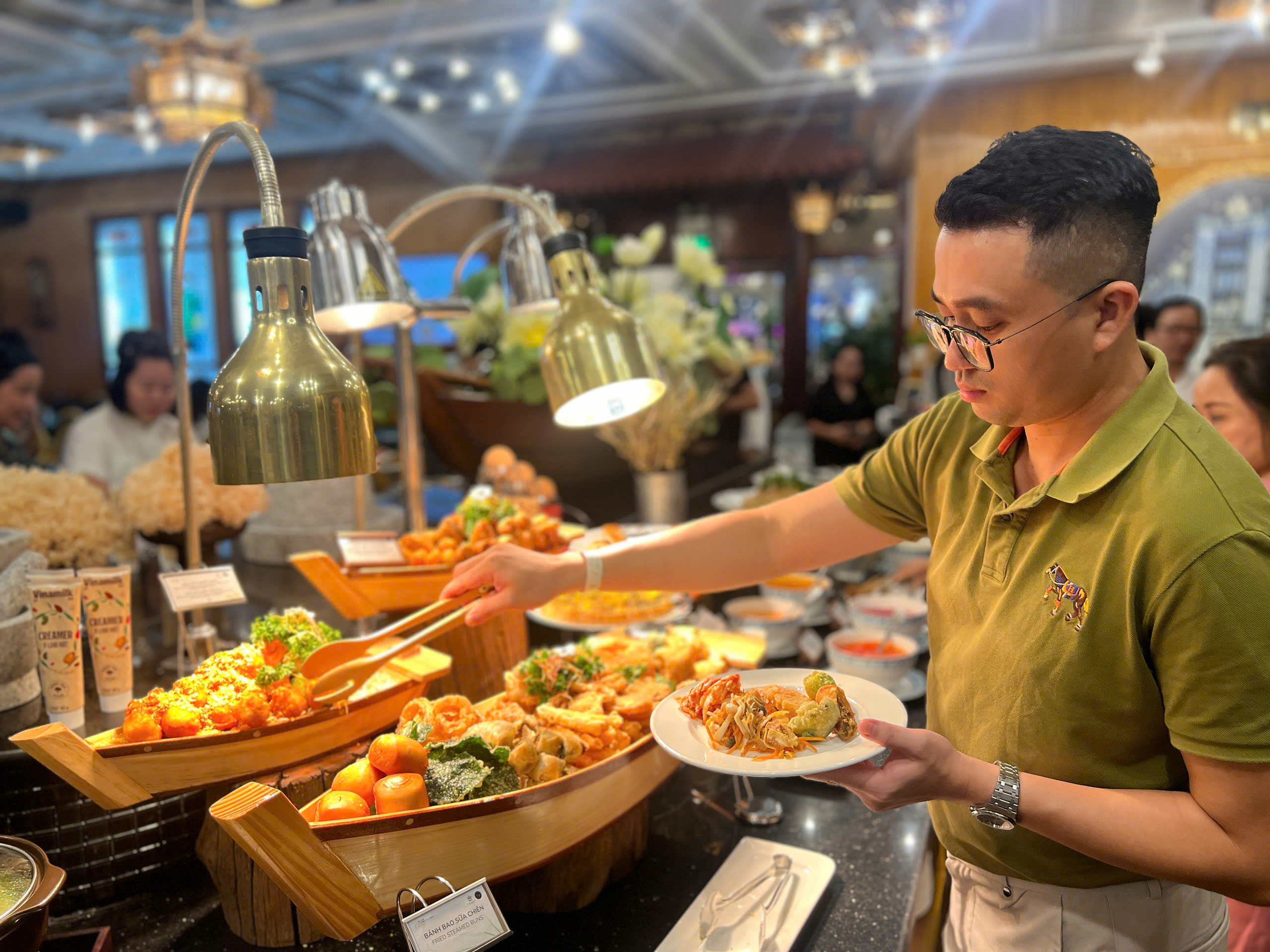 Buffet chay ở TP HCM đắt khách dịp lễ 2-9 - Ảnh 13.