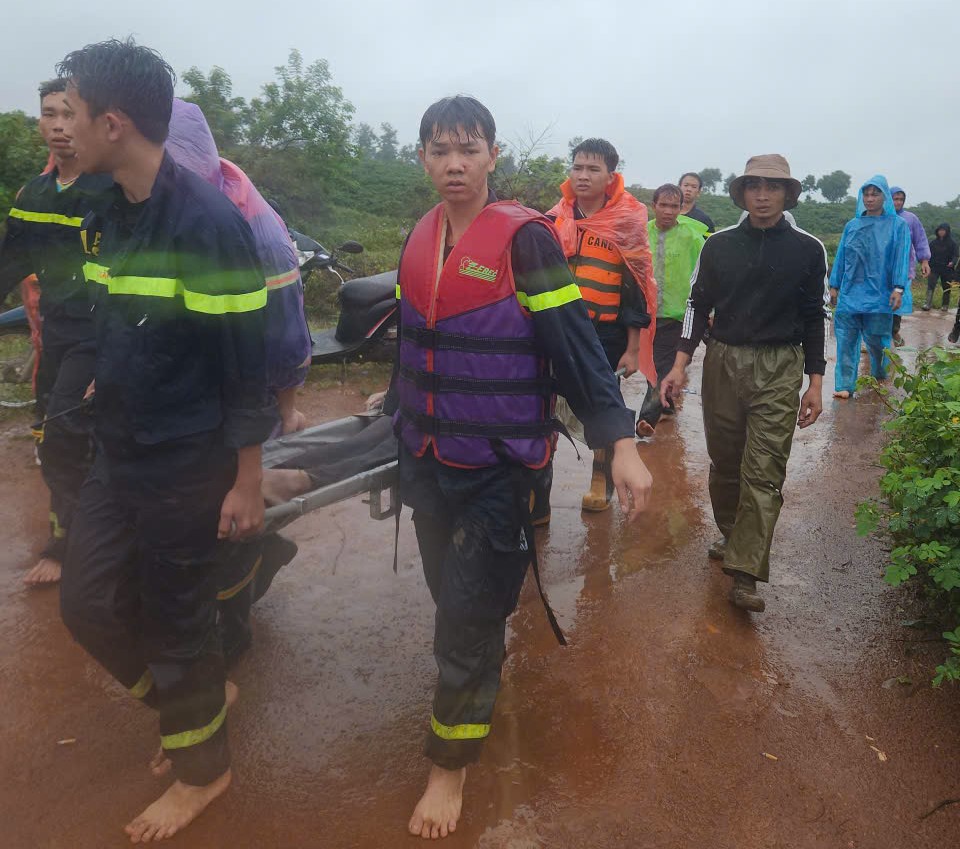 Đi qua đập tràn, cả gia đình bị lũ cuốn, người vợ tử vong - Ảnh 1. Đi qua đập tràn, cả gia đình bị lũ cuốn, người vợ tử vong - Ảnh 1.