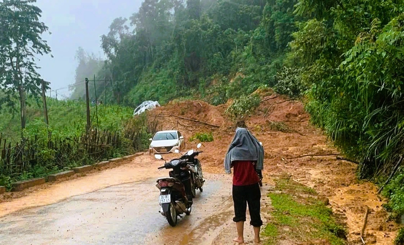 Sạt lở núi ập xuống 3 ô tô đang di chuyển trên đường - Ảnh 1.