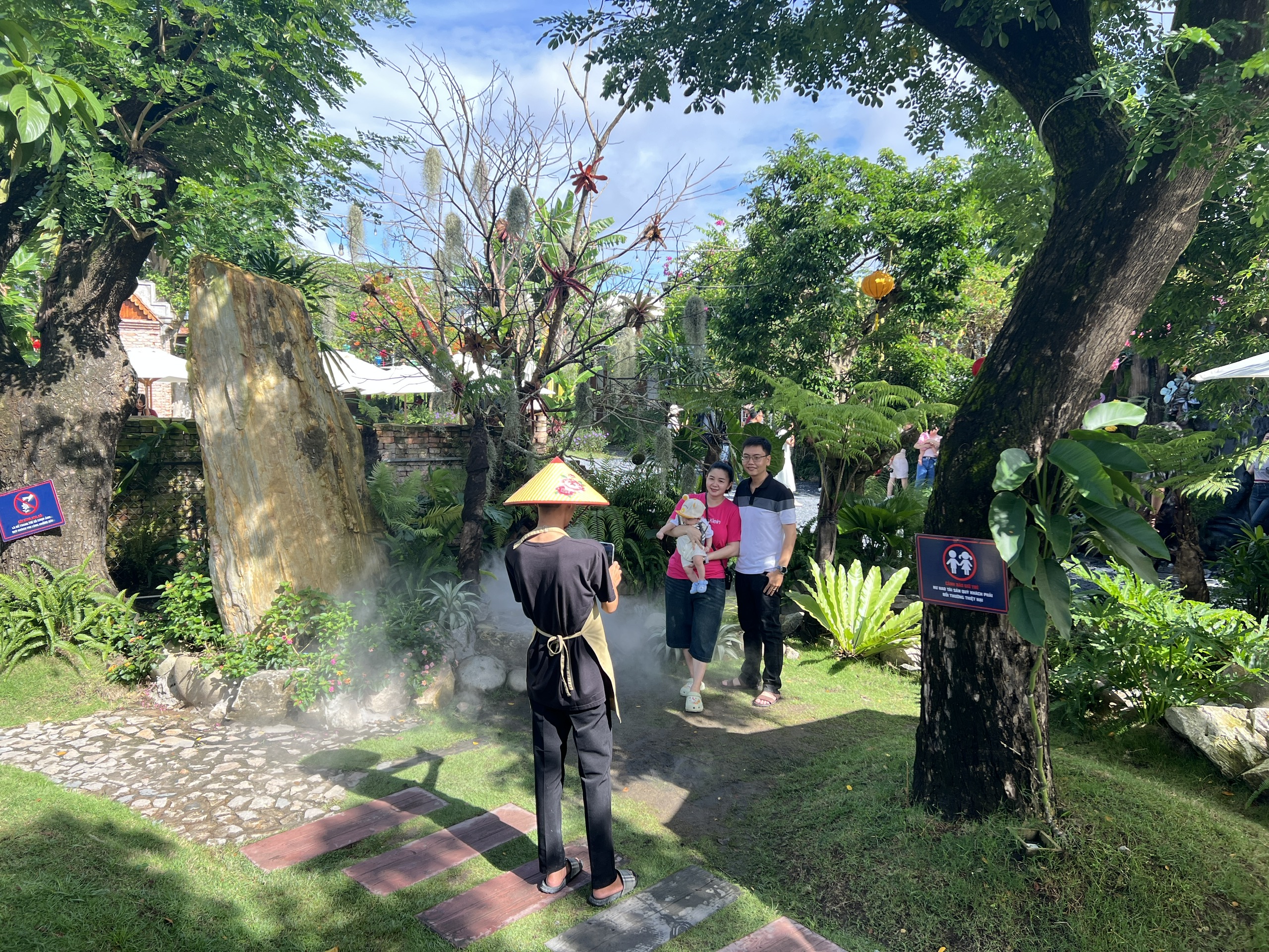Quán cà phê "giấu mình" giữa Cần Thơ khiến ai bước vào cũng ngỡ lạc đến Đà Lạt - Ảnh 4.