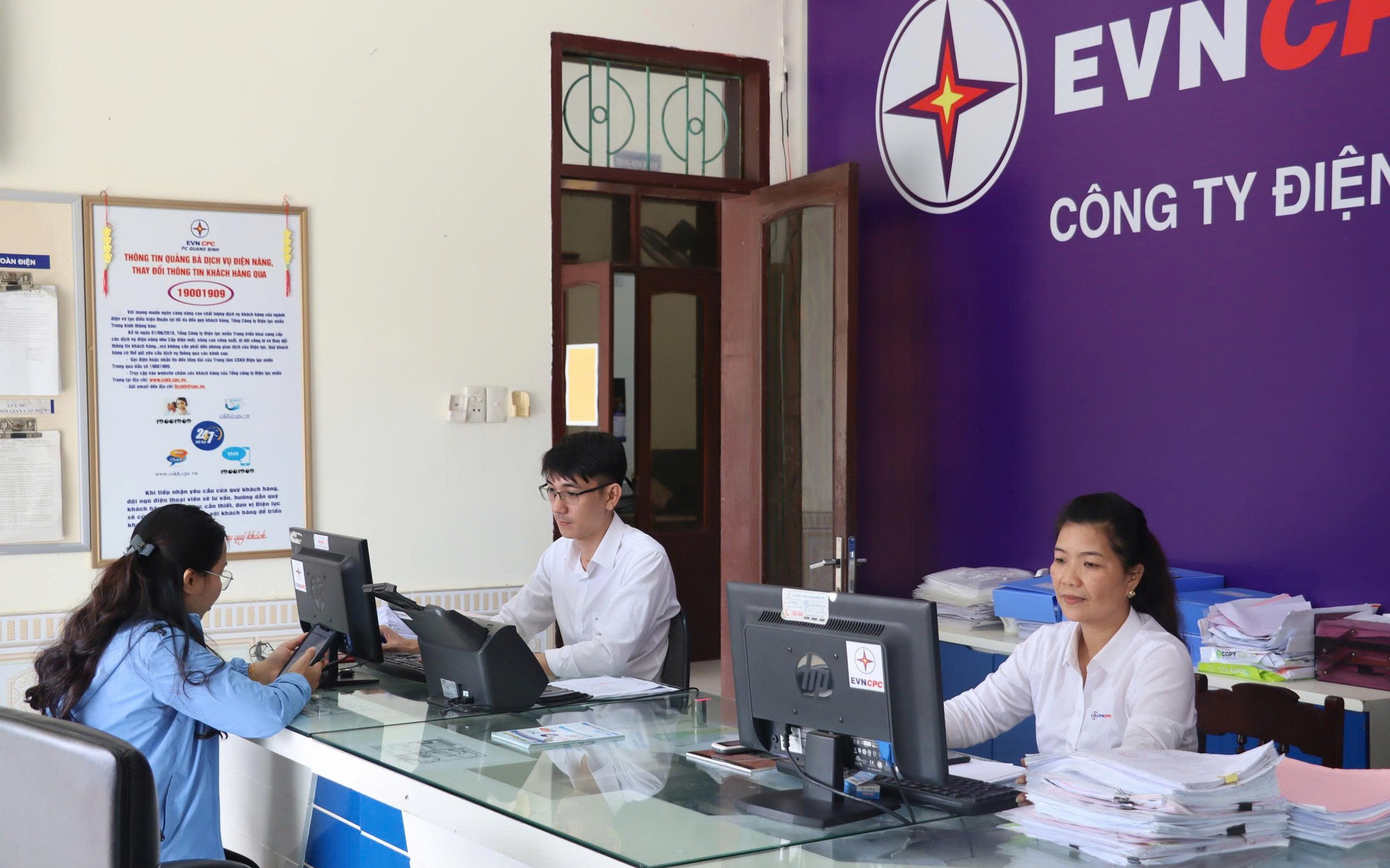 Hàng trăm công nhân làm việc xuyên đêm khôi phục lưới điện ở Quảng Trị- Ảnh 5.