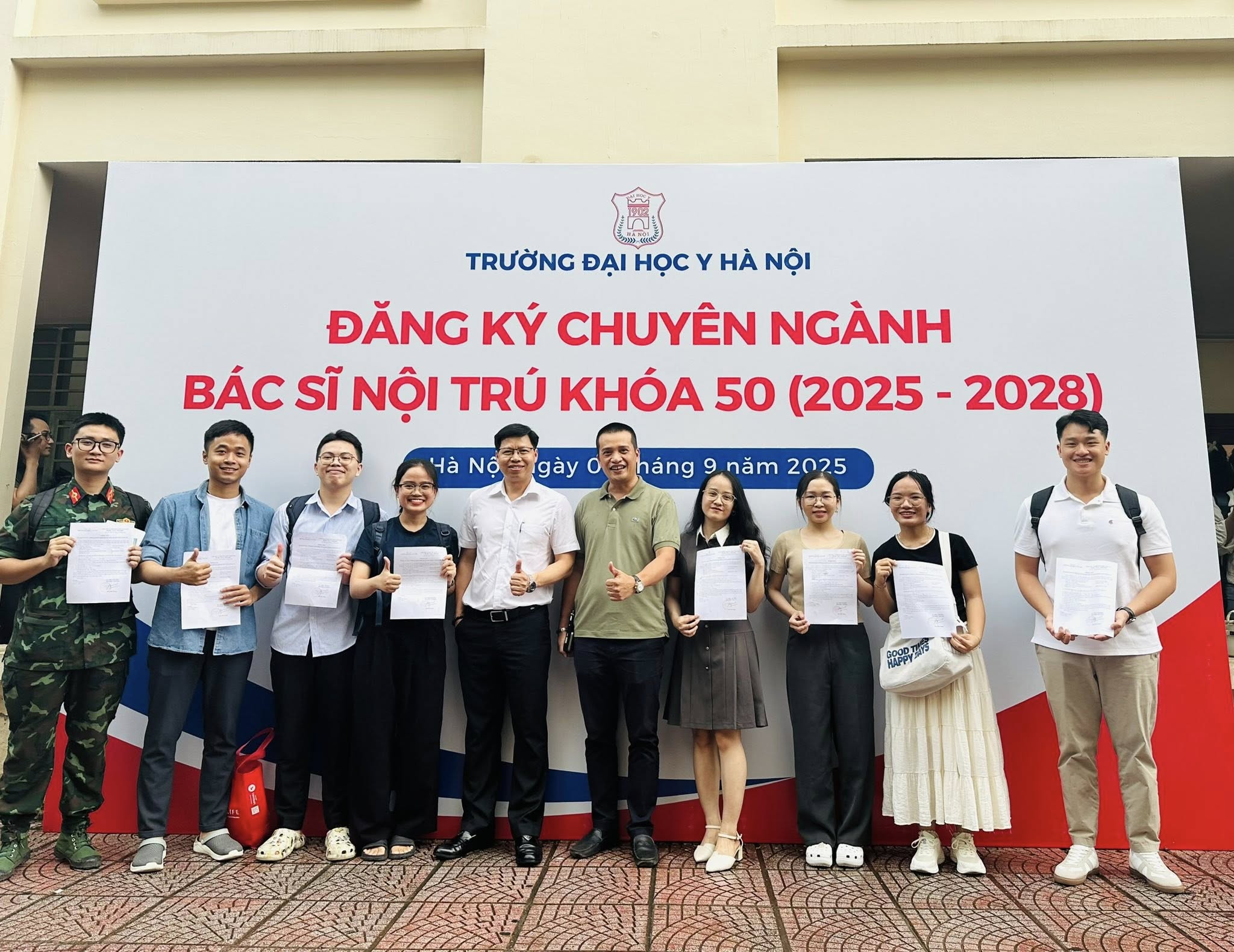 Der Aufruf zur Facharztausbildung an der Medizinischen Universität Hanoi löste in den sozialen Netzwerken einen Sturm aus – Foto 7. Màn gọi tên chọn ngành bác sĩ nội trú gây bão mạng xã hội tại Trường Đại học Y Hà Nội - Ảnh 7.