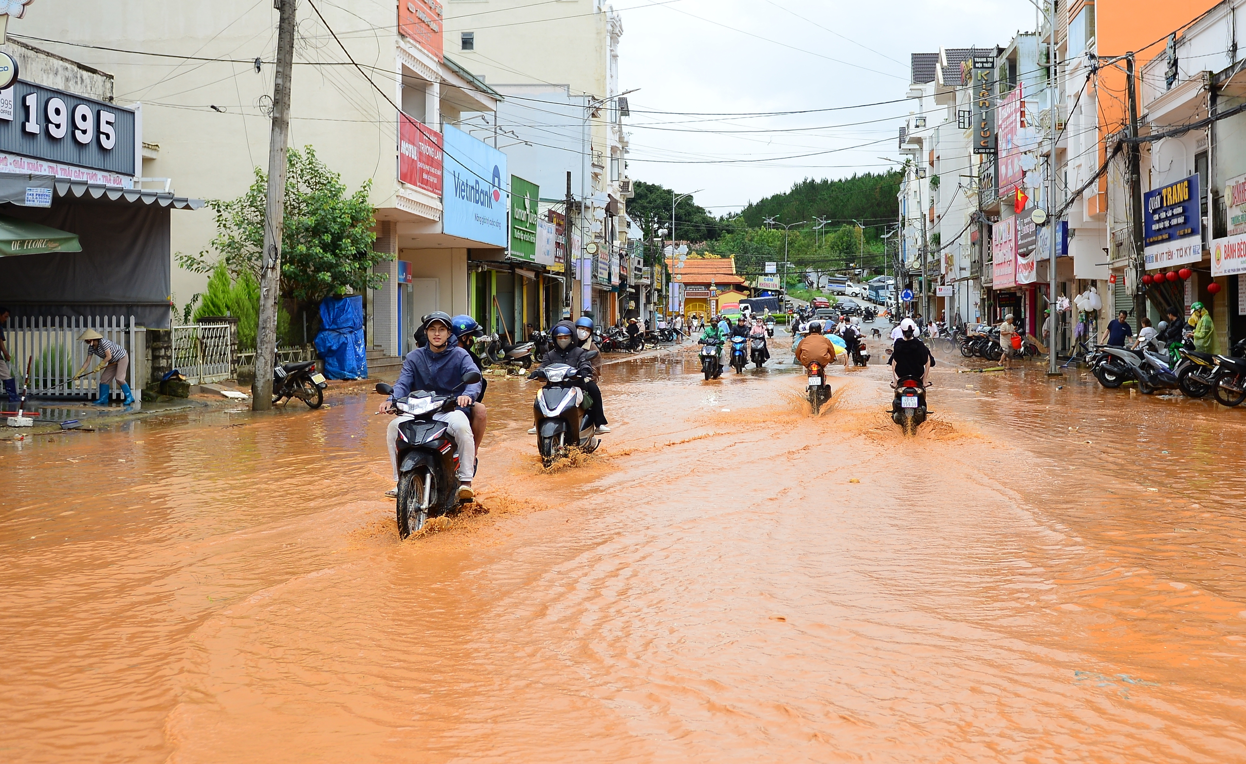 Con đường Đà Lạt bị ngập nặng "nhuộm đỏ" chỉ sau 1 cơn mưa - Ảnh 2. Con đường Đà Lạt bị ngập nặng "nhuộm đỏ" chỉ sau 1 cơn mưa - Ảnh 2.