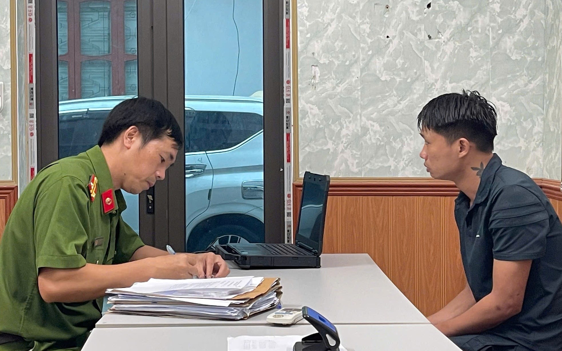 Công an Đà Nẵng bắt tạm giam 1 đối tượng để điều tra về hành vi cố ý gây thương tích- Ảnh 2.
