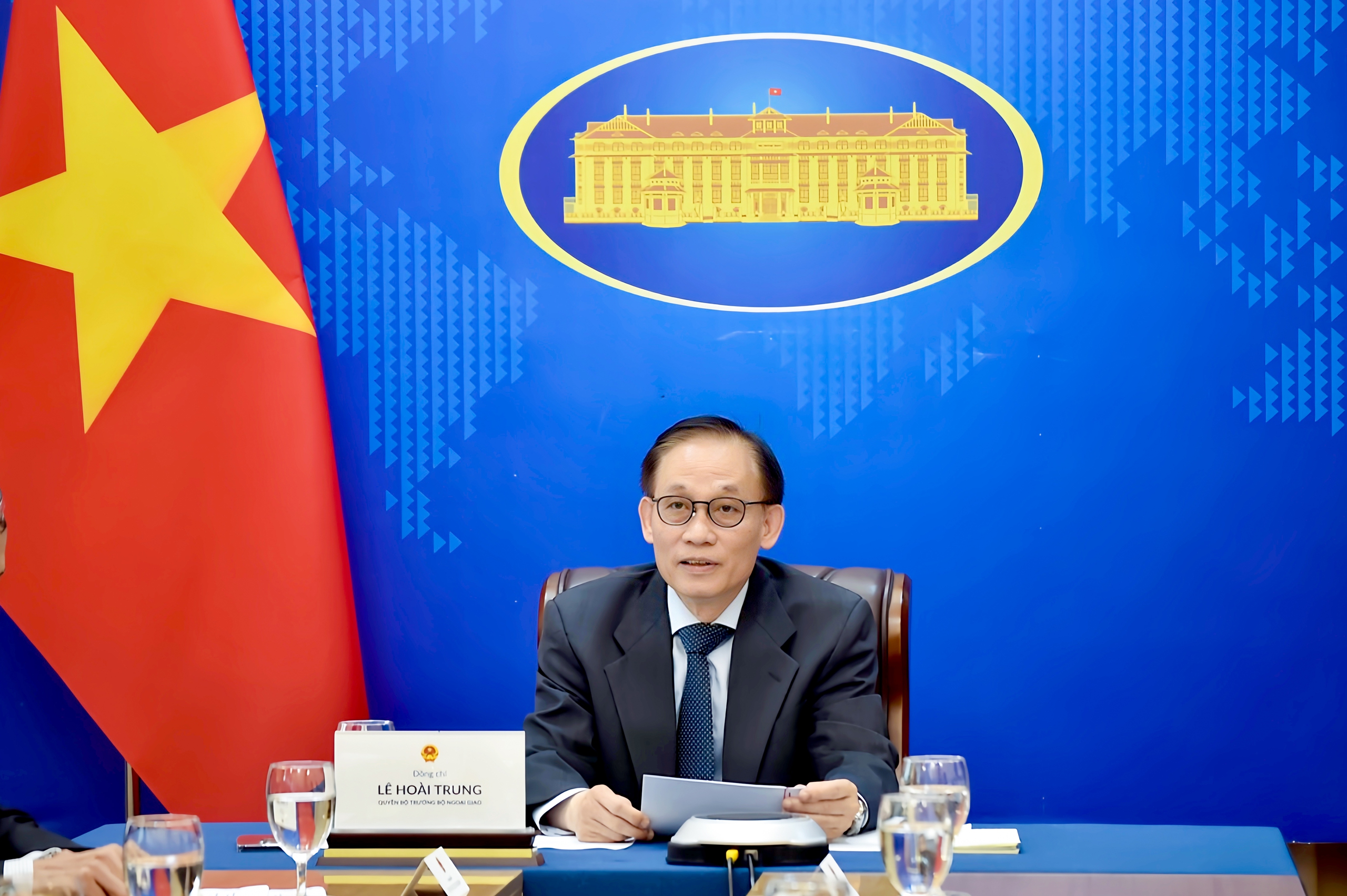 Cuộc điện đàm đầu tiên của Quyền Bộ trưởng Ngoại giao Lê Hoài Trung - Ảnh 1. Cuộc điện đàm đầu tiên của Quyền Bộ trưởng Ngoại giao Lê Hoài Trung - Ảnh 1.