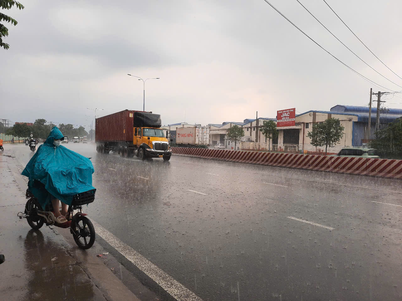 TP HCM: Mây đen trời, sấm rền vang, đã có nơi mưa to- Ảnh 1.