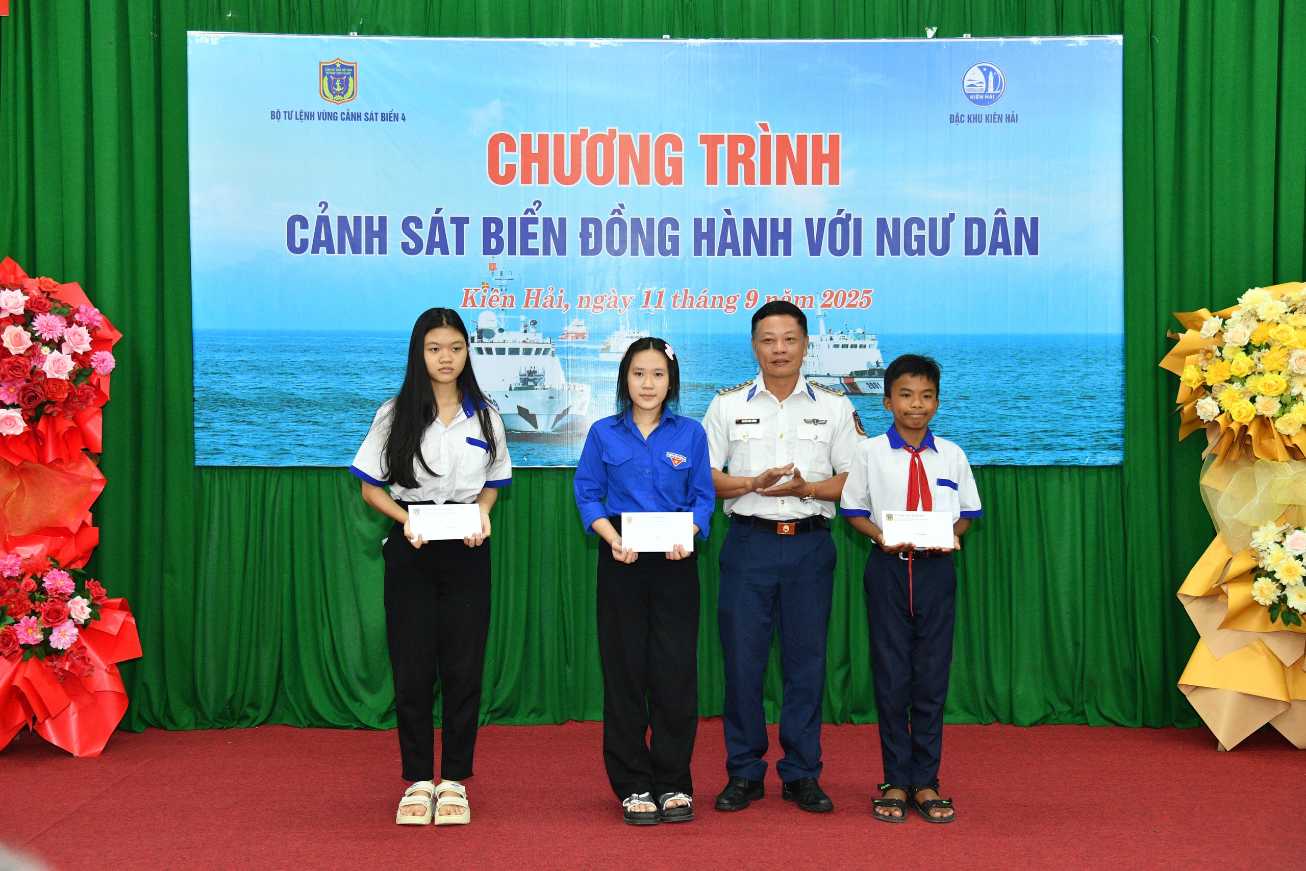 Trao cờ Tổ quốc và ảnh Bác tại chương trình “Cảnh sát biển đồng hành với ngư dân”- Ảnh 2.