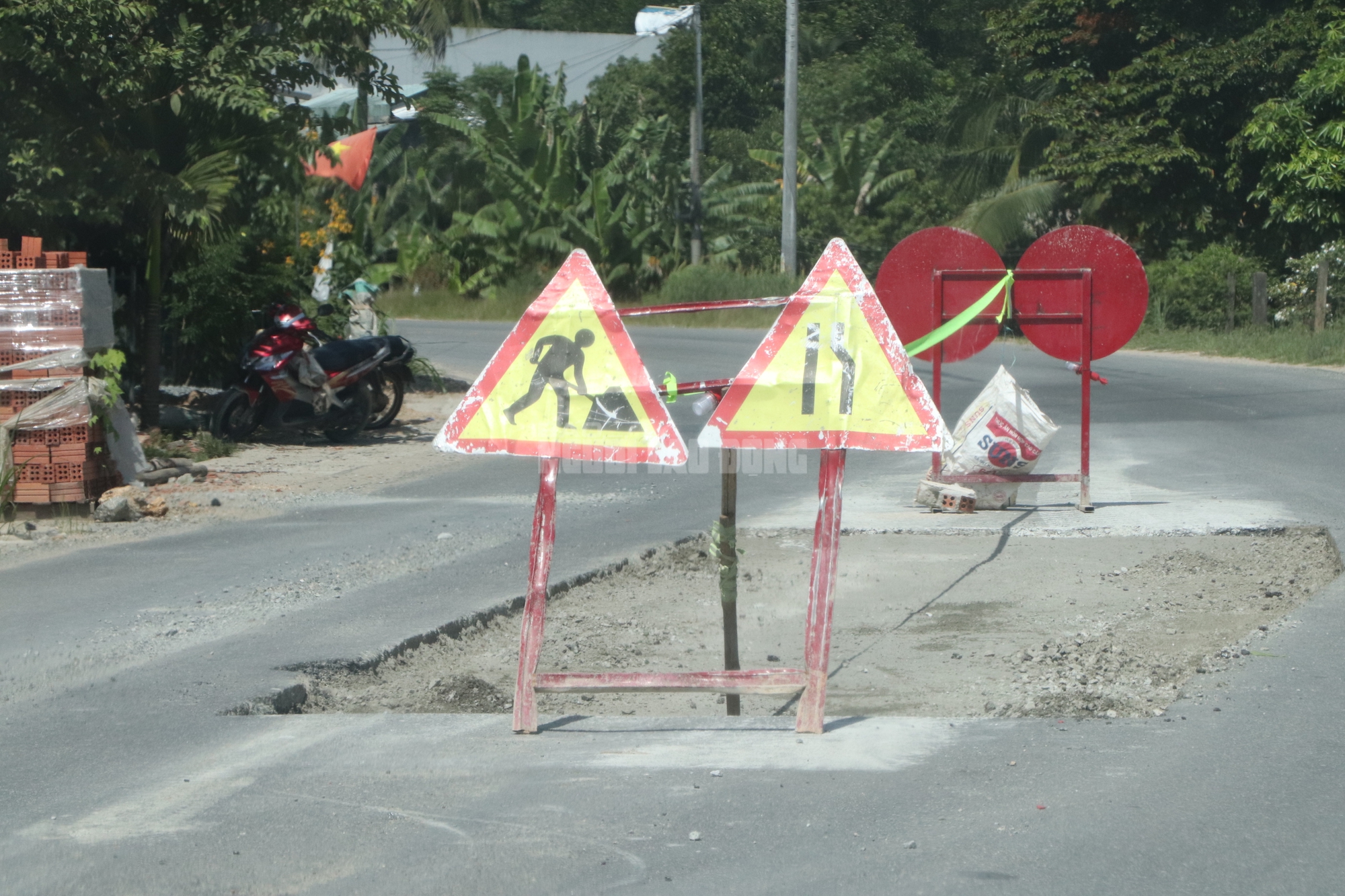Đường 1.800 tỉ có Tập đoàn Thuận An thi công ở Đà Nẵng mới thảm nhựa đã hỏng - Ảnh 13. Đường 1.800 tỉ có Tập đoàn Thuận An thi công ở Đà Nẵng mới thảm nhựa đã hỏng - Ảnh 13.