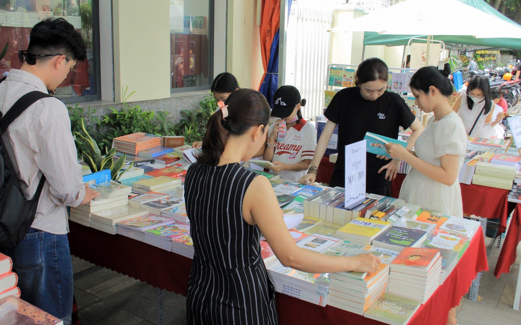 TPHCM trang bị hơn 10.600 bản s&aacute;ch l&yacute; luận, ch&iacute;nh trị cho cơ sở - Ảnh 3.