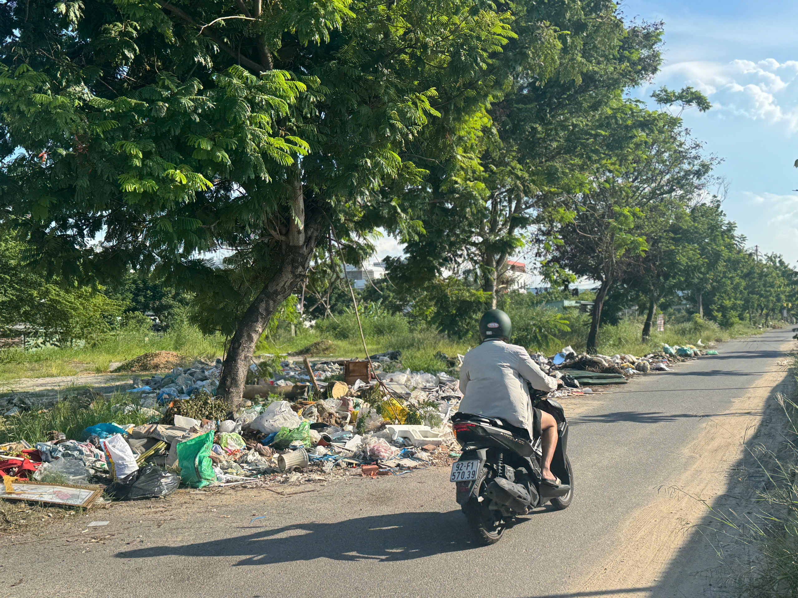 Đà Nẵng xử phạt đổ trộm chất thải rắn , 4 tài xế bị phạt nặng - Ảnh 3. Đà Nẵng xử phạt đổ trộm chất thải rắn , 4 tài xế bị phạt nặng - Ảnh 3.