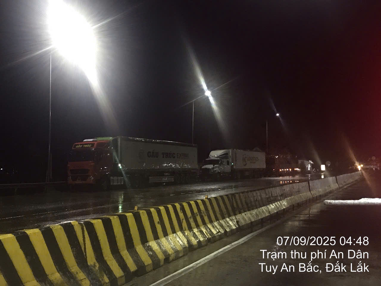 Dừng đỗ xe sai quy định dọc tuyến đường dẫn vào hầm Đèo Cả- Ảnh 1.