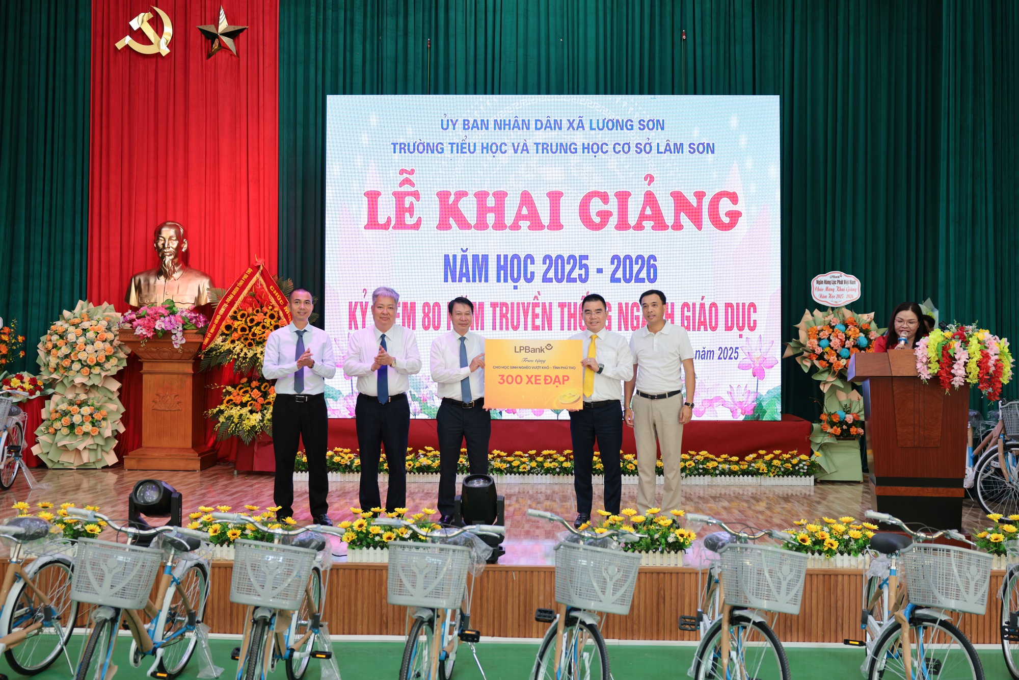 LPBank trao 300 xe đạp cho học sinh nghèo tỉnh Phú Thọ nhân dịp khai giảng- Ảnh 1. LPBank trao 300 xe đạp cho học sinh nghèo tỉnh Phú Thọ nhân dịp khai giảng- Ảnh 1.