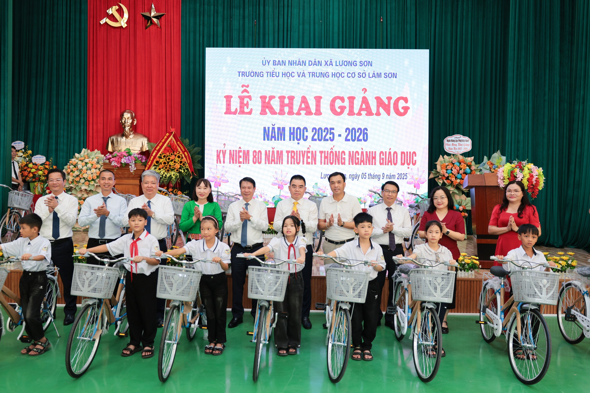 LPBank trao 300 xe đạp cho học sinh nghèo tỉnh Phú Thọ nhân dịp khai giảng- Ảnh 2. LPBank trao 300 xe đạp cho học sinh nghèo tỉnh Phú Thọ nhân dịp khai giảng- Ảnh 2.