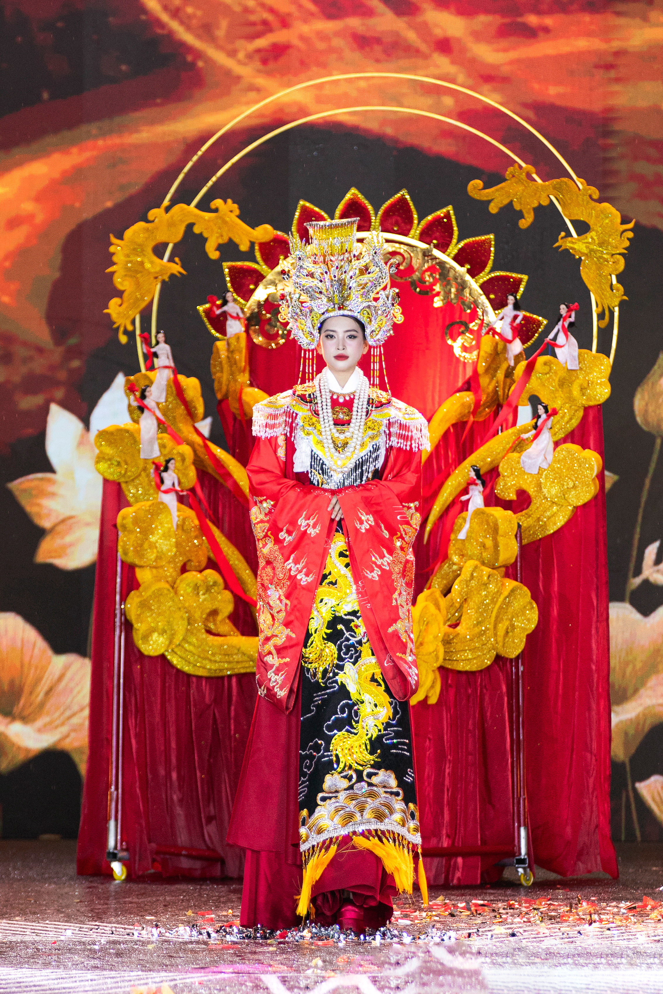 Cảnh tượng chưa từng có ở Miss Grand VietNam

- Ảnh 13.