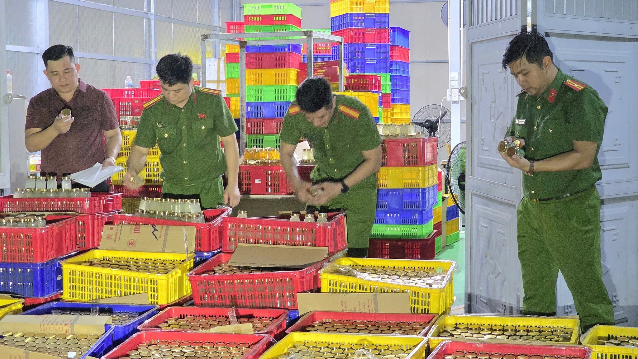 Quy mô gây choáng của tổng kho sản xuất nước yến giả tại Đà Nẵng - Ảnh 2. Quy mô gây choáng của tổng kho sản xuất nước yến giả tại Đà Nẵng - Ảnh 2.