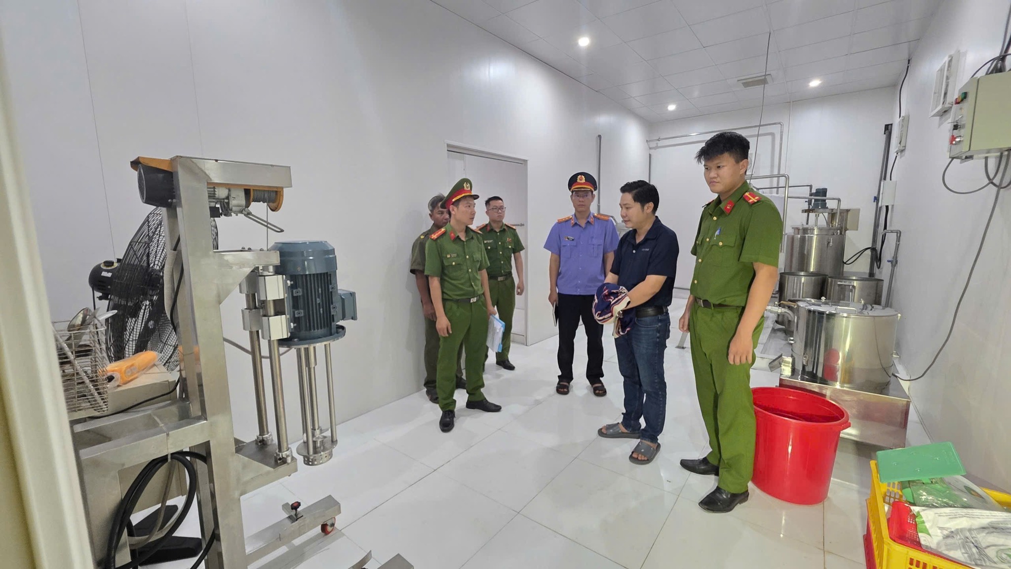 Quy mô gây choáng của tổng kho sản xuất nước yến giả tại Đà Nẵng - Ảnh 9. Quy mô gây choáng của tổng kho sản xuất nước yến giả tại Đà Nẵng - Ảnh 9.