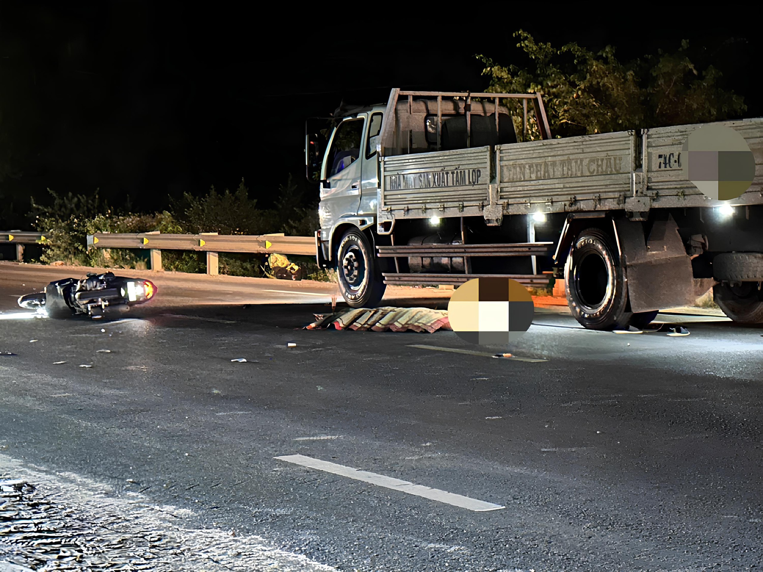 Quảng Trị: Nam thanh niên 20 tuổi tử vong sau va chạm với xe tải đang đậu - Ảnh 1.