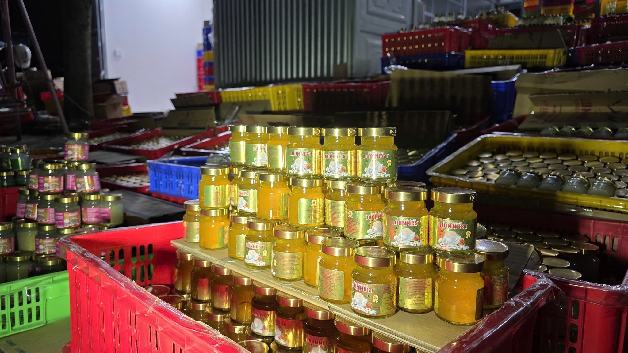 Quy mô gây choáng của tổng kho sản xuất nước yến giả tại Đà Nẵng - Ảnh 3. Quy mô gây choáng của tổng kho sản xuất nước yến giả tại Đà Nẵng - Ảnh 3.