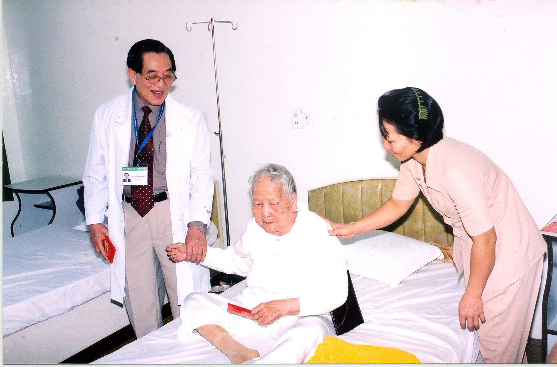 GS Nguyễn Đình Hối, nguyên Hiệu trưởng Đại học Y Dược TP HCM, được trao giải thưởng cống hiến - Ảnh 2.