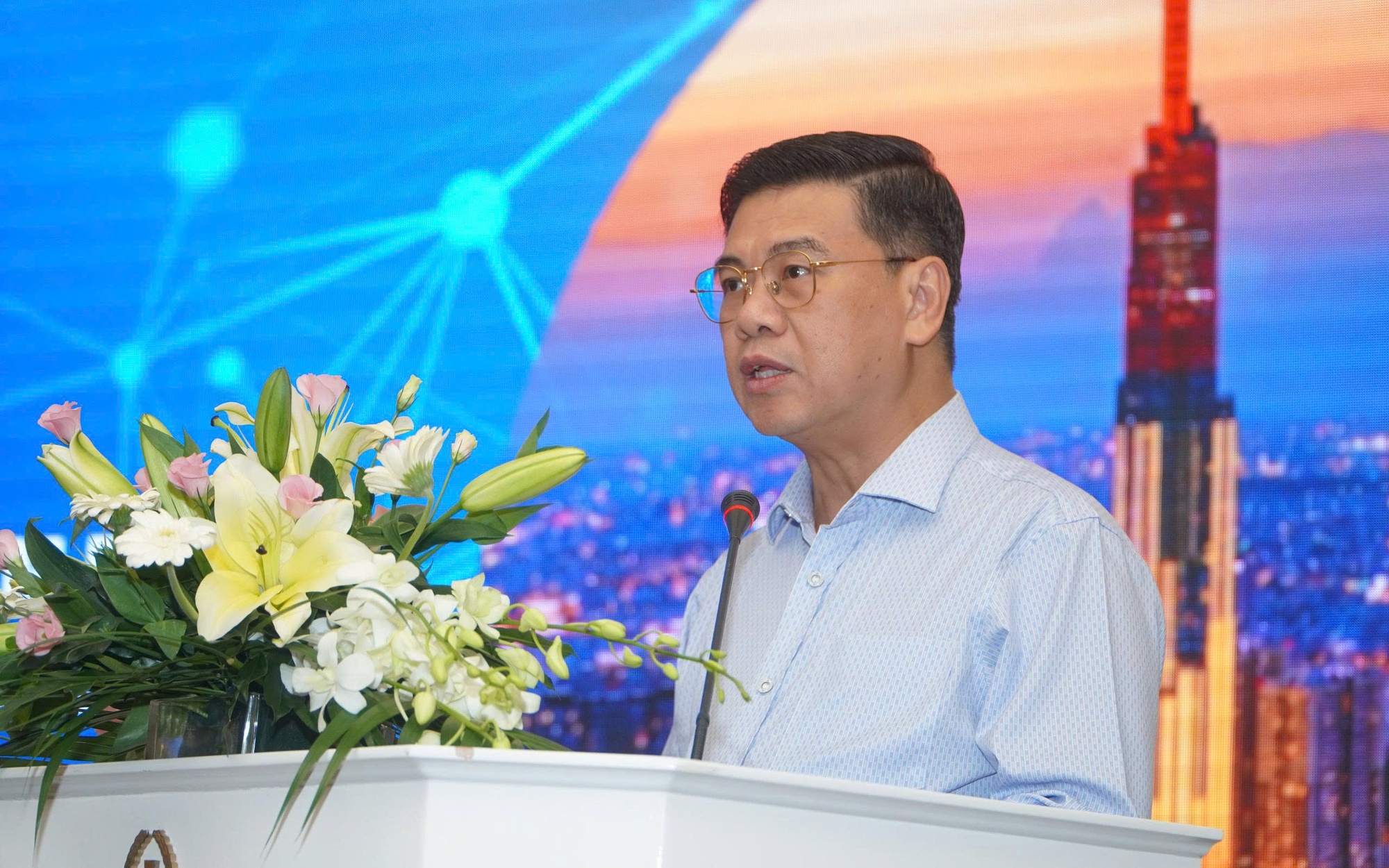 Đưa TP HCM thành trung tâm dịch vụ của khu vực - Ảnh 2.