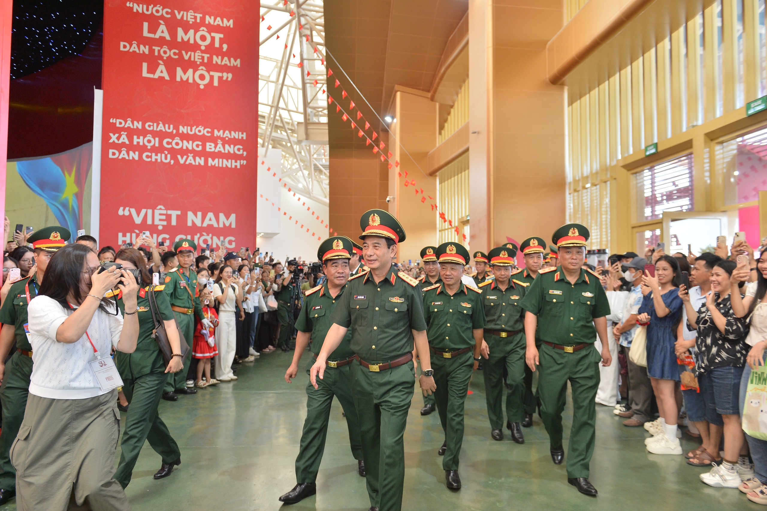 Đại tướng Phan Văn Giang thị sát khí tài hiện đại của quân đội Việt Nam- Ảnh 1. Đại tướng Phan Văn Giang thị sát khí tài hiện đại của quân đội Việt Nam- Ảnh 1.