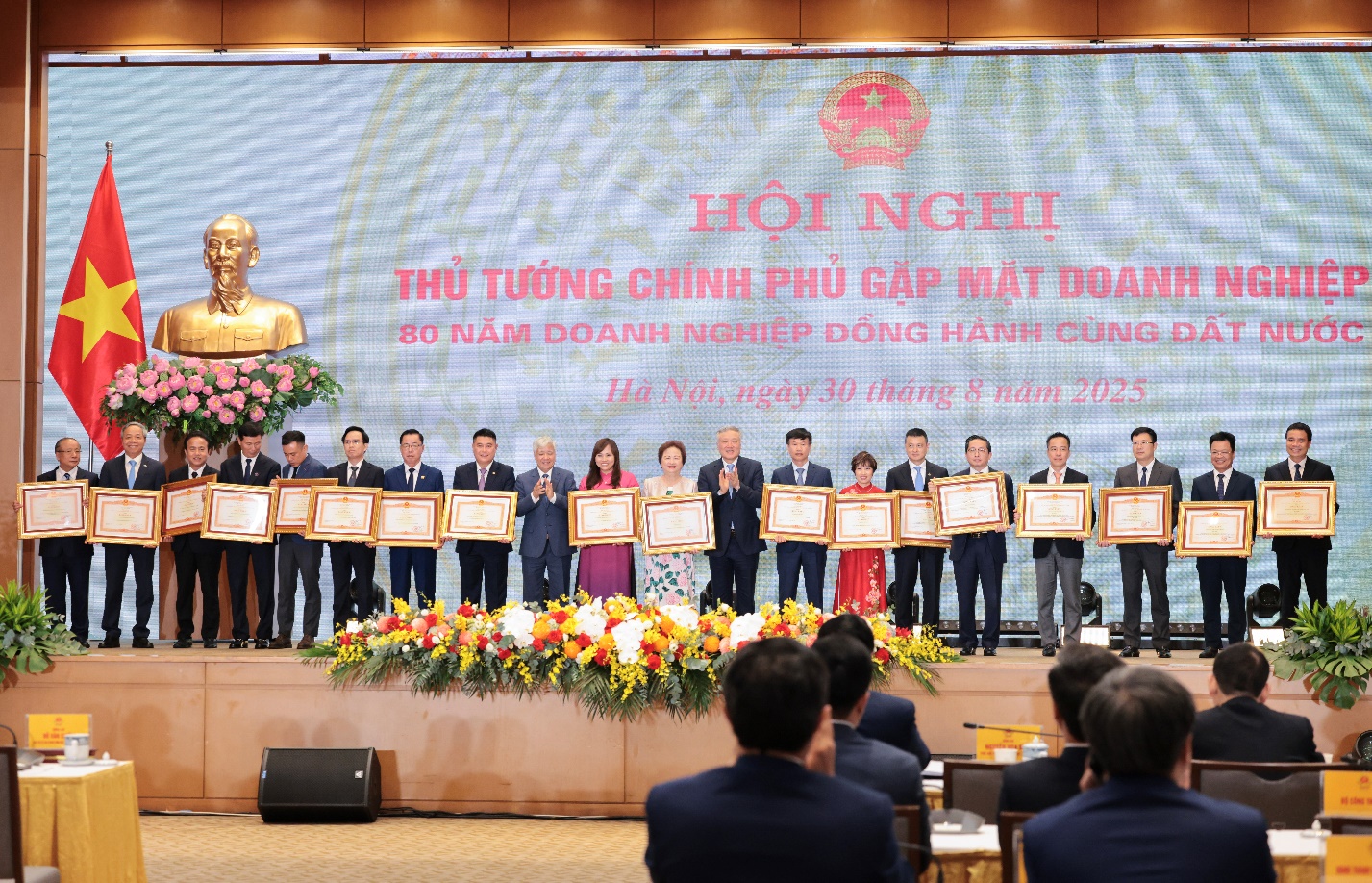 LPBank đón nhận Bằng khen của Thủ tướng tại Hội nghị “80 năm doanh nghiệp đồng hành đất nước”- Ảnh 1.