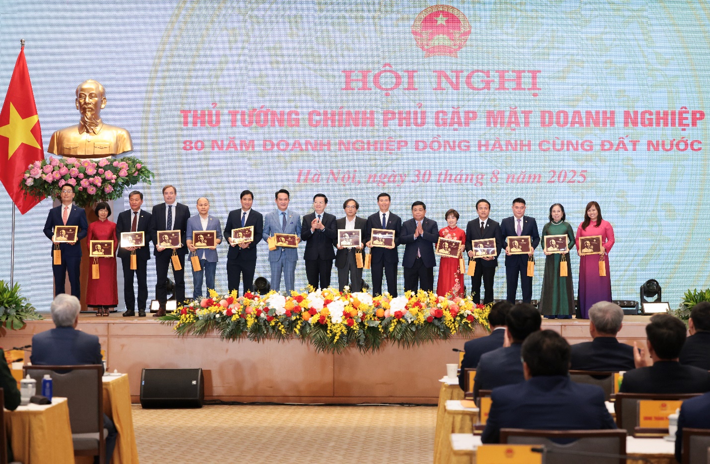 LPBank đón nhận Bằng khen của Thủ tướng tại Hội nghị “80 năm doanh nghiệp đồng hành đất nước”- Ảnh 2.