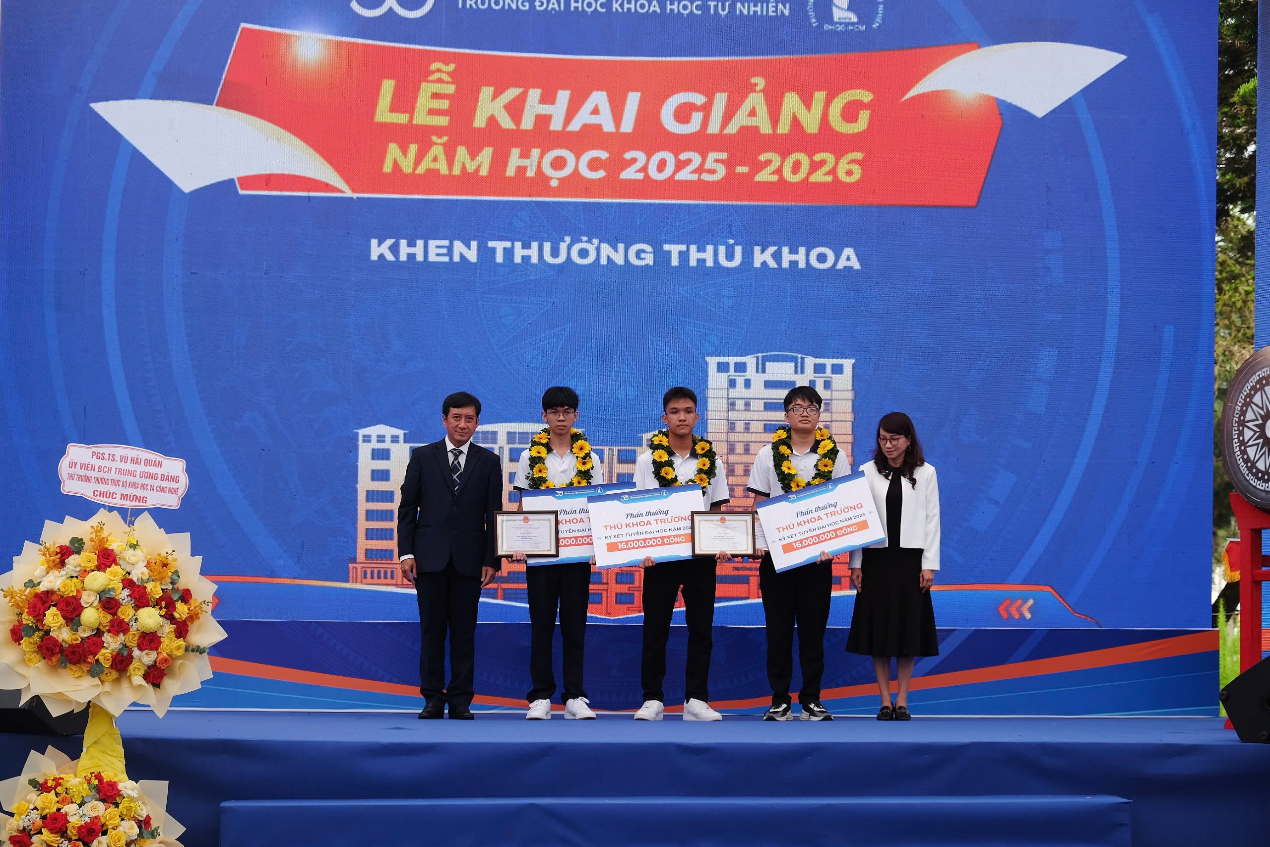 Trường ĐH Khoa học tự nhiên khen thưởng nhiều tân sinh viên - Ảnh 1.