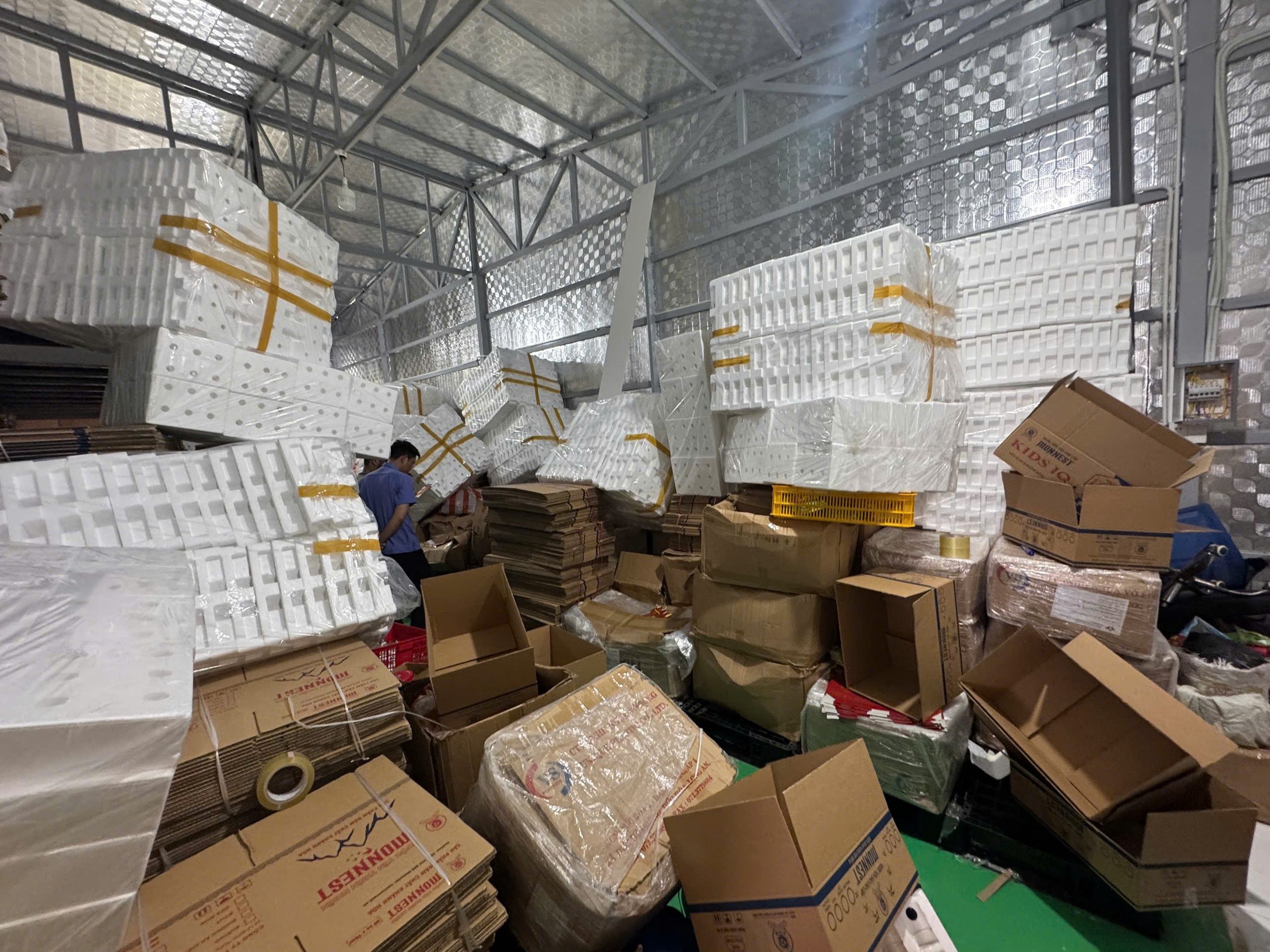 Quy mô gây choáng của tổng kho sản xuất nước yến giả tại Đà Nẵng - Ảnh 8. Quy mô gây choáng của tổng kho sản xuất nước yến giả tại Đà Nẵng - Ảnh 8.