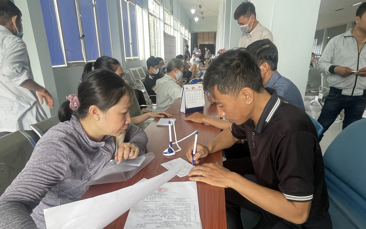Từ ngày mai, người dân mua vé tàu Tết Bính Ngọ ra sao? - Ảnh 2.