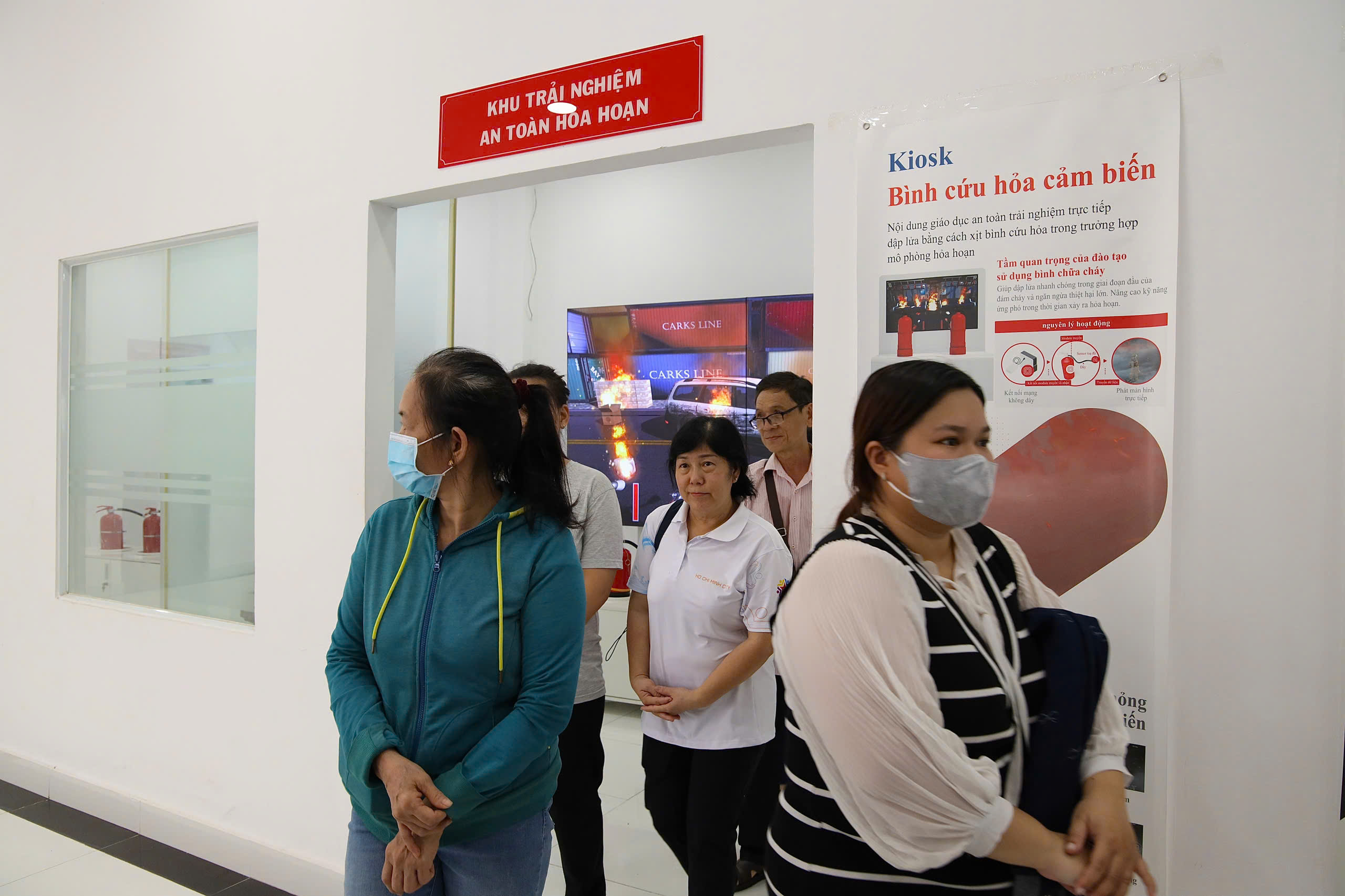 TP HCM: Tập huấn PCCC và CNCH sinh động cho người dân phường Bến Thành- Ảnh 13. TP HCM: Tập huấn PCCC và CNCH sinh động cho người dân phường Bến Thành- Ảnh 13.