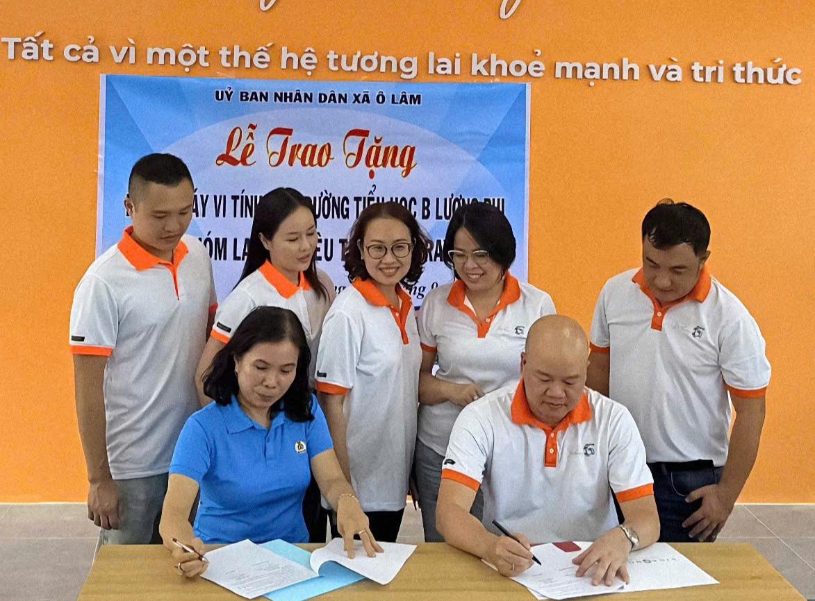 Tặng phòng máy tính “xịn xò” cho học sinh vùng biên - Ảnh 2.