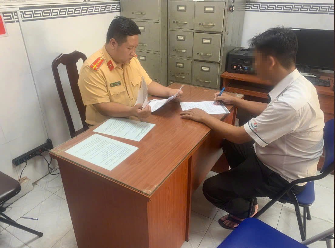 Xử phạt tài xế "cả gan" leo dải phân cách ở TP HCM- Ảnh 1.