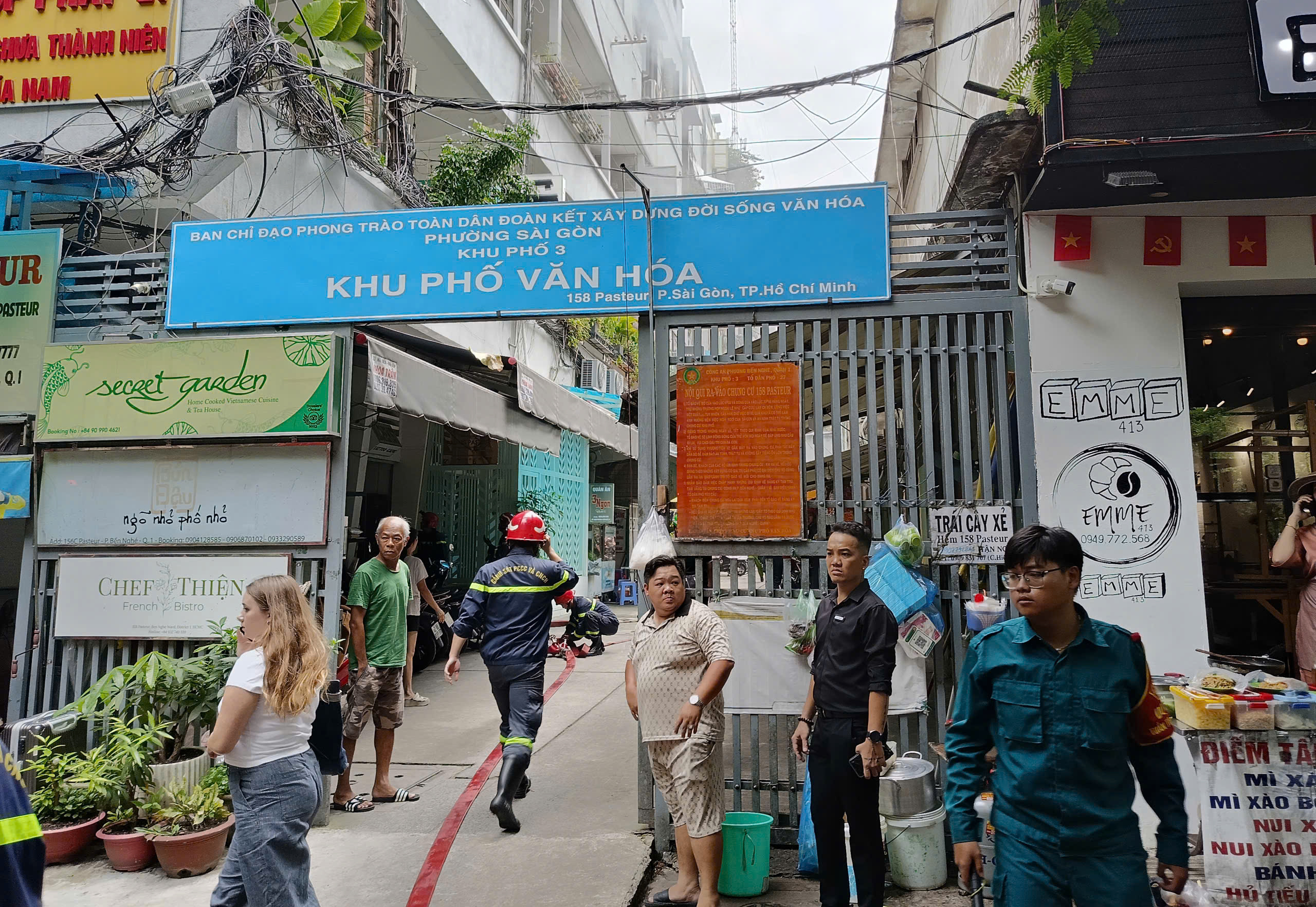 Cháy căn hộ ở trung tâm TP HCM, hàng chục cảnh sát được điều động- Ảnh 1.