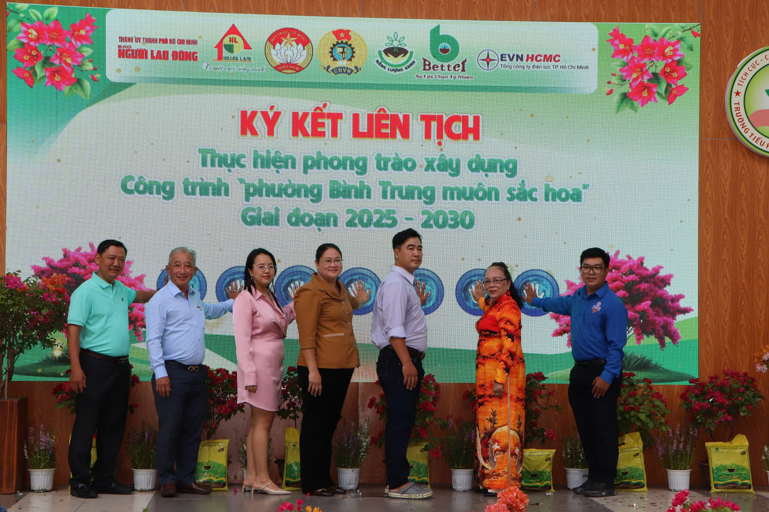 Báo Người Lao Động tặng phường Bình Trưng 2.500 lá cờ tổ quốc- Ảnh 1.