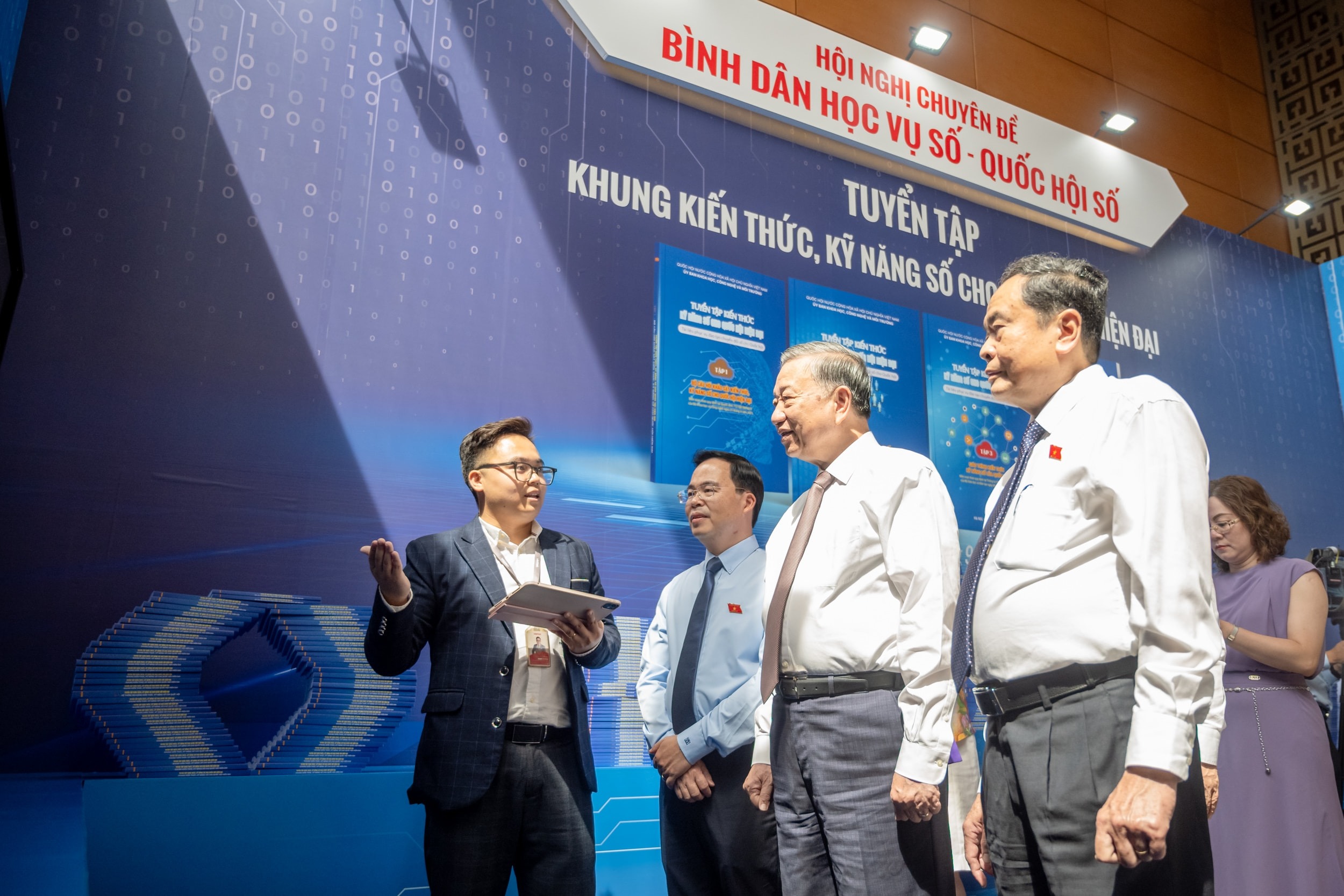 Tổng Bí thư dự hội nghị chuyên đề Bình dân học vụ số - Quốc hội số- Ảnh 6.