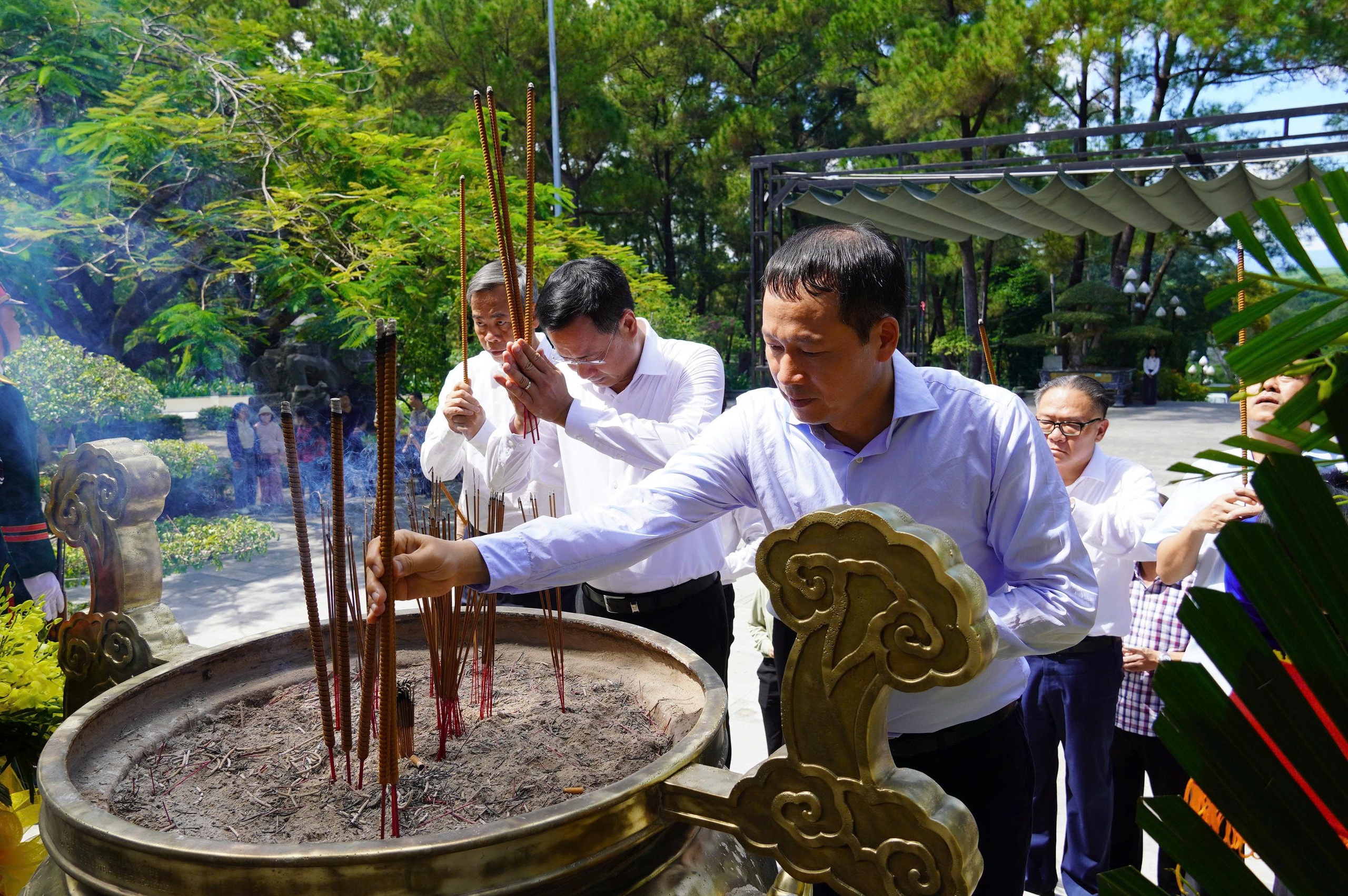 Bí thư Tỉnh ủy Đồng Nai Vũ Hồng Văn viếng thăm Thành Cổ Quảng Trị- Ảnh 5. Bí thư Tỉnh ủy Đồng Nai Vũ Hồng Văn viếng thăm Thành Cổ Quảng Trị- Ảnh 5.